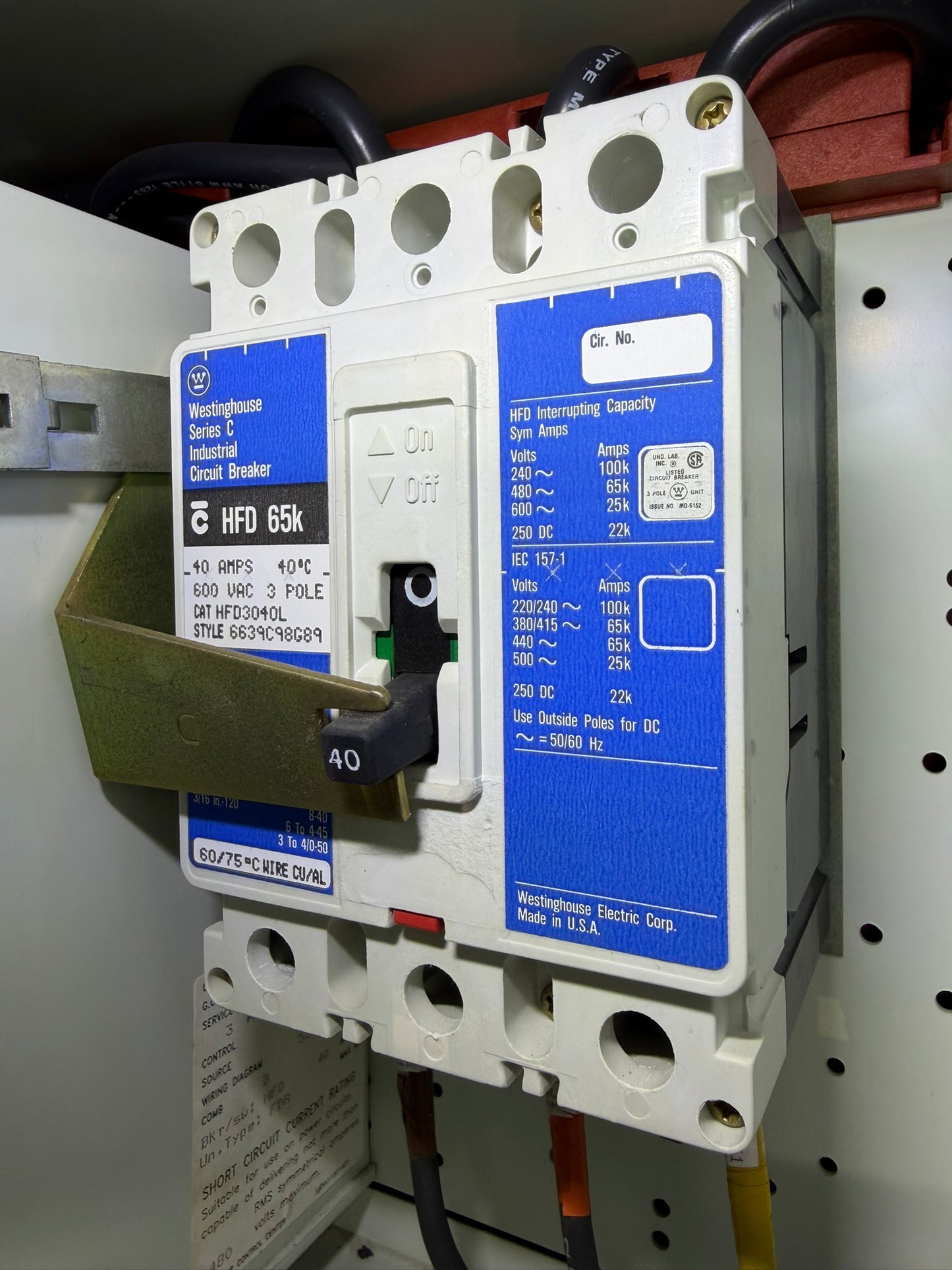 CB-09: 40 A molded-case circuit breaker — HFD3040L. overview / nameplate photograph 1.