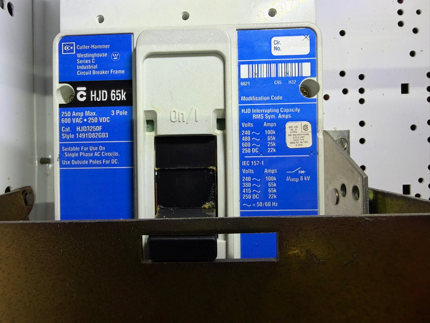 CB-24: 200 A circuit breaker — HJD3250F / JT3200T. nameplate photograph 2.