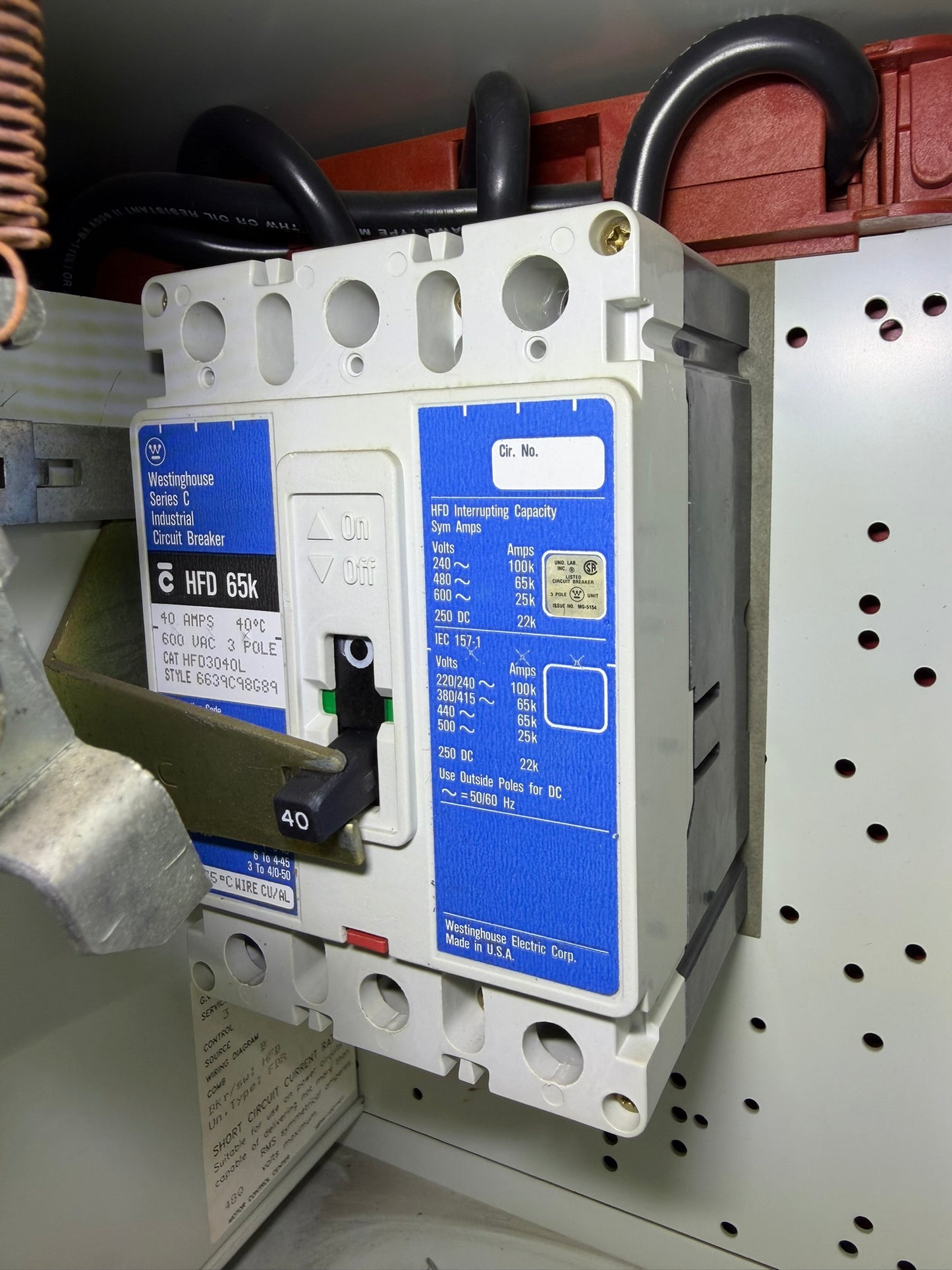 CB-28: 40 A molded-case circuit breaker — HFD3040L. overview / nameplate photograph 1.
