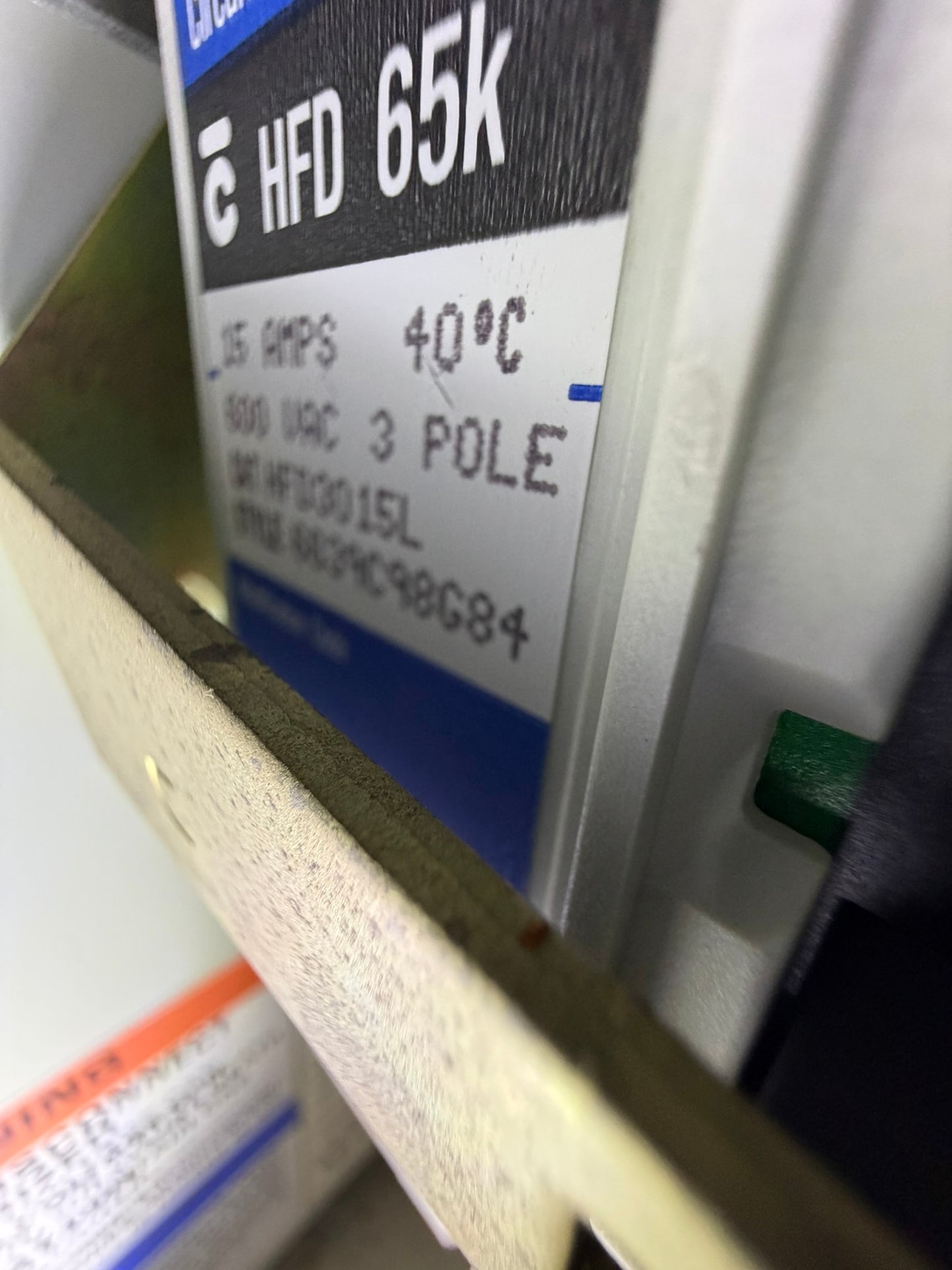 CB-40: 15 A molded-case circuit breaker — HFD3015L. nameplate photograph 2.