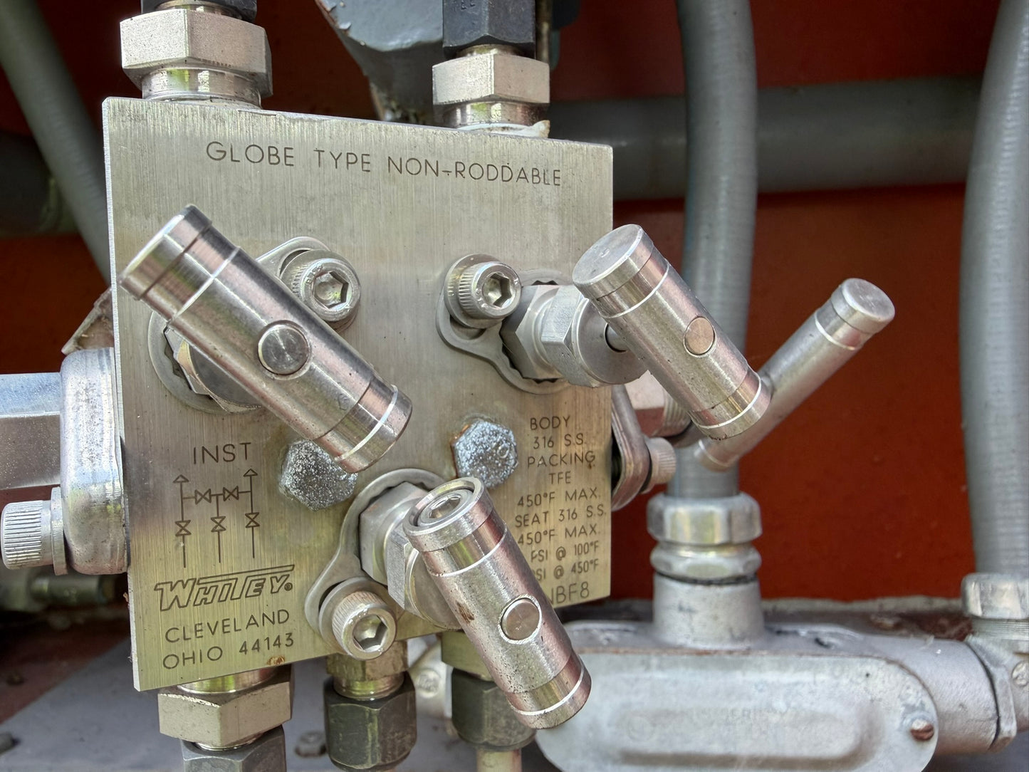 VL-03: Whitey stainless instrument manifold. nameplate photograph 2.