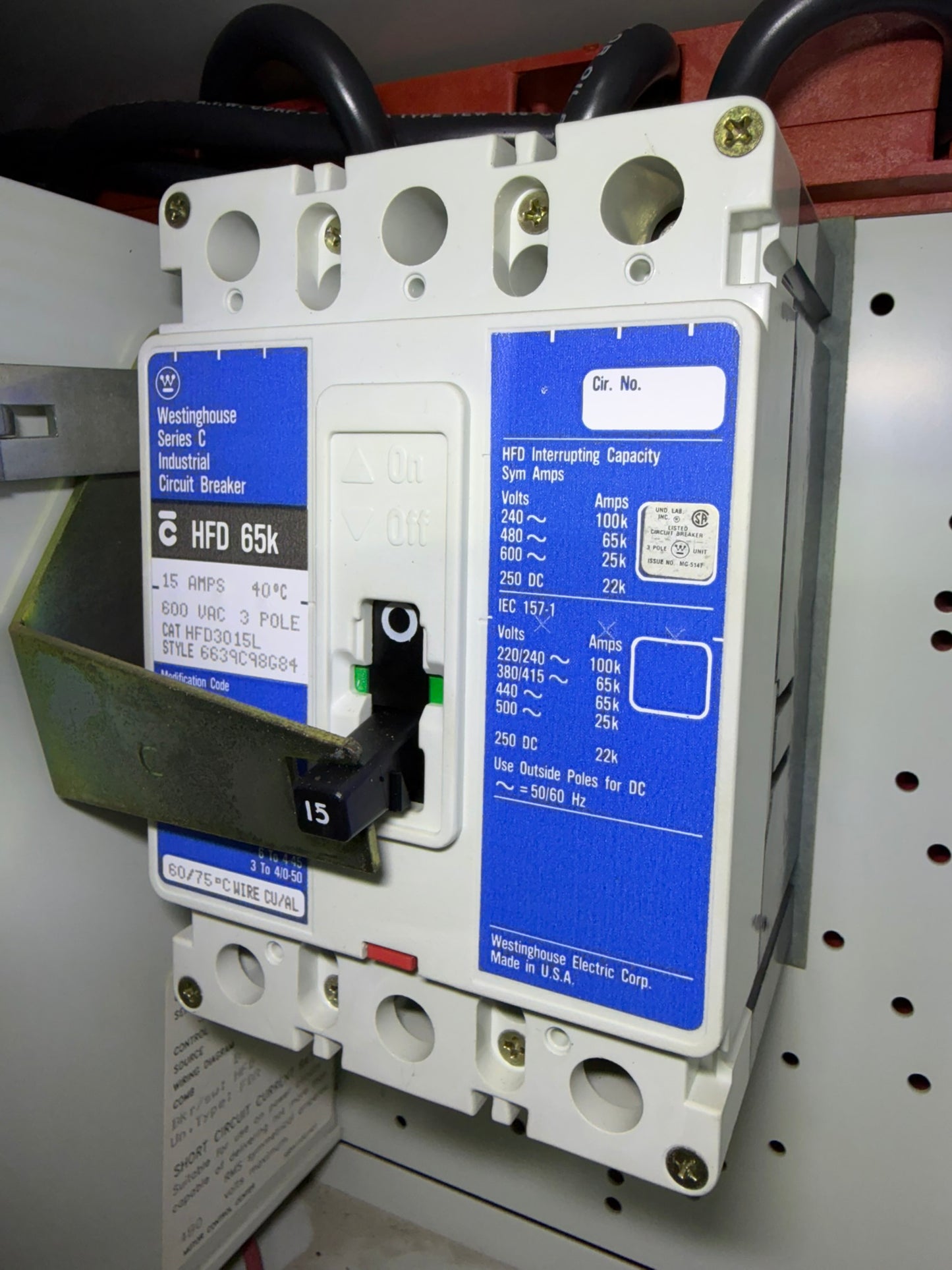 CB-07: 15 A molded-case circuit breaker — HFD3015L. overview / nameplate photograph 1.