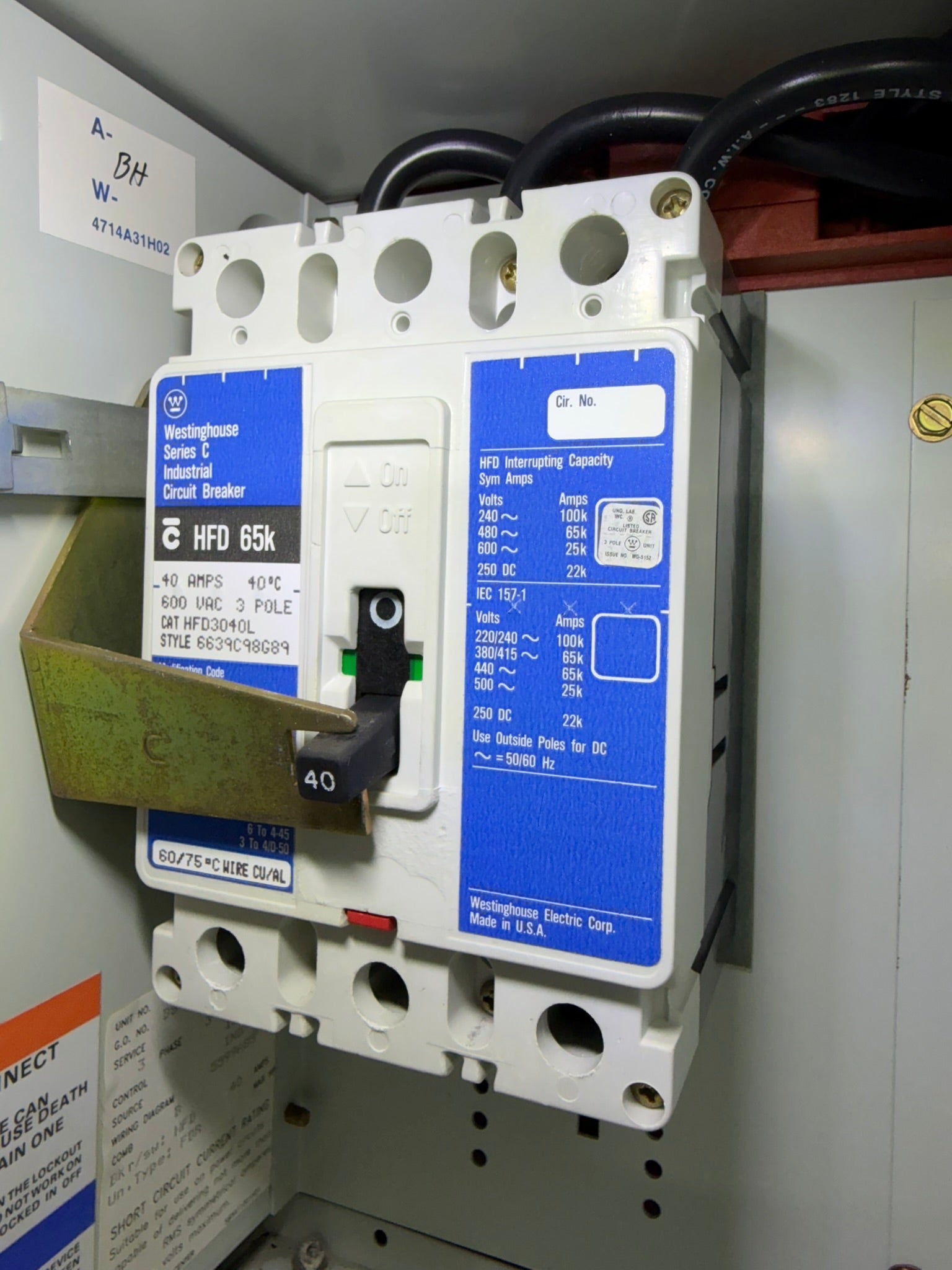 CB-10: 40 A molded-case circuit breaker — HFD3040L. overview / nameplate photograph 1.
