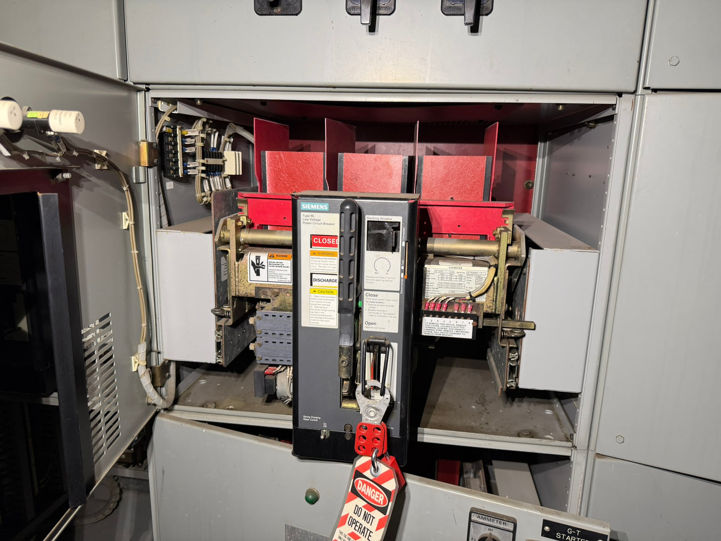 CB-16: Siemens RL-2000 power breaker — 1,600 A sensors. overview photograph 1.