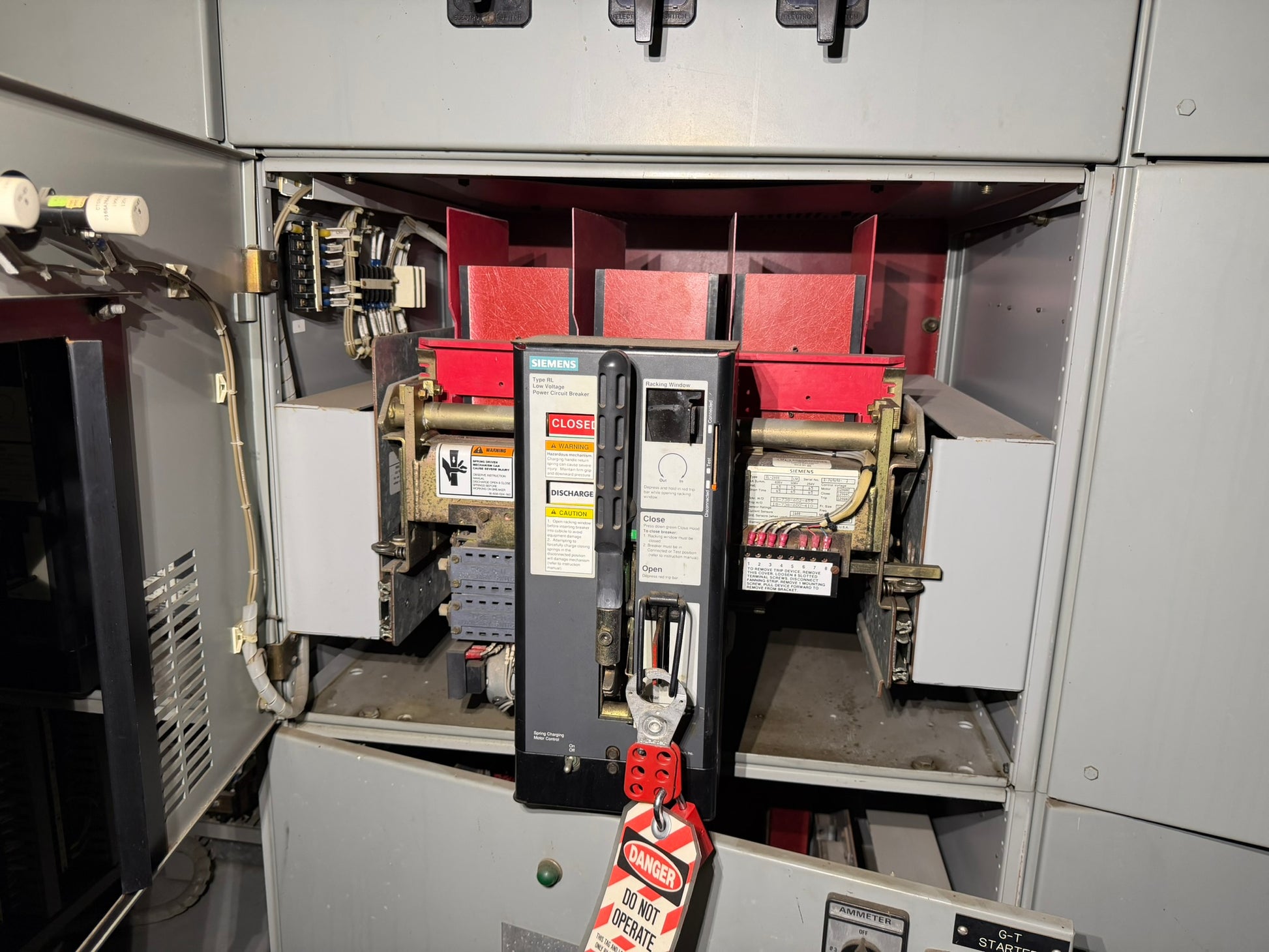 CB-16: Siemens RL-2000 power breaker — 1,600 A sensors. overview photograph 1.