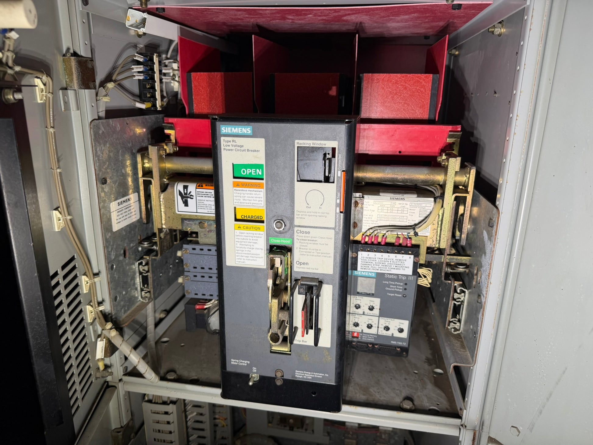 CB-17: Siemens RL-2000 power breaker — 1,600 A sensors. overview photograph 1.