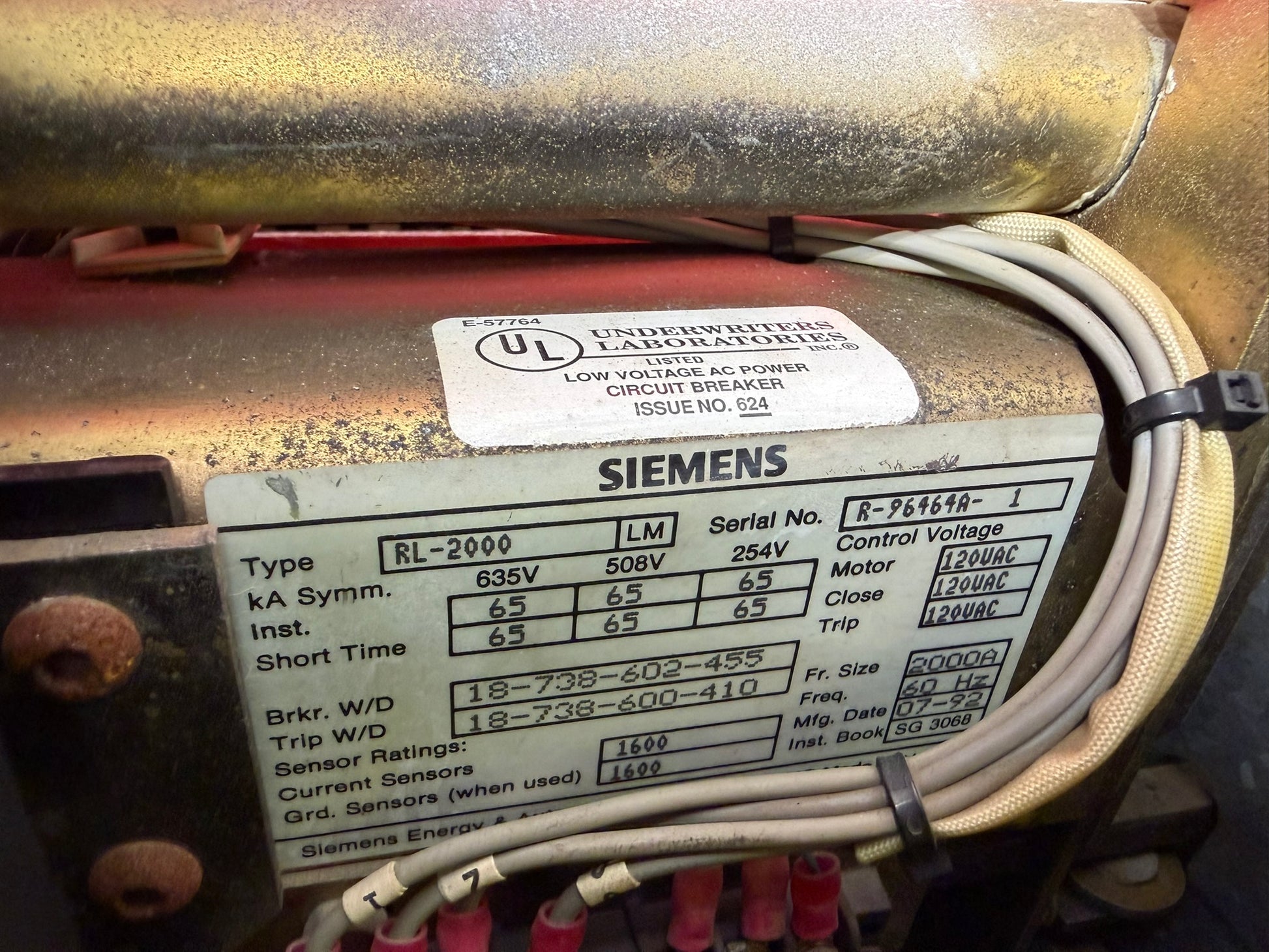 CB-17: Siemens RL-2000 power breaker — 1,600 A sensors. nameplate photograph 2.