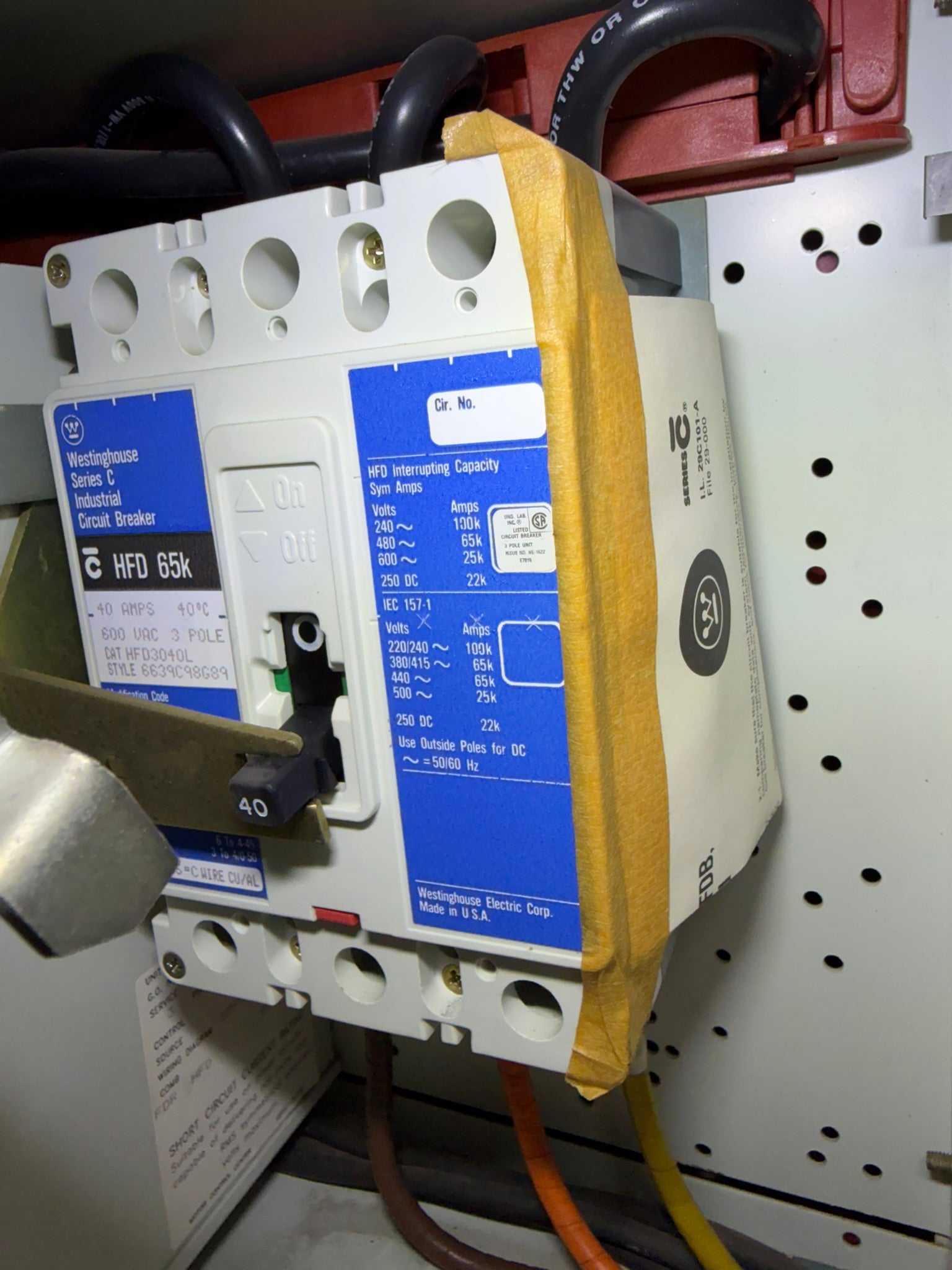 CB-19: 40 A molded-case circuit breaker — HFD3040L. overview / nameplate photograph 1.