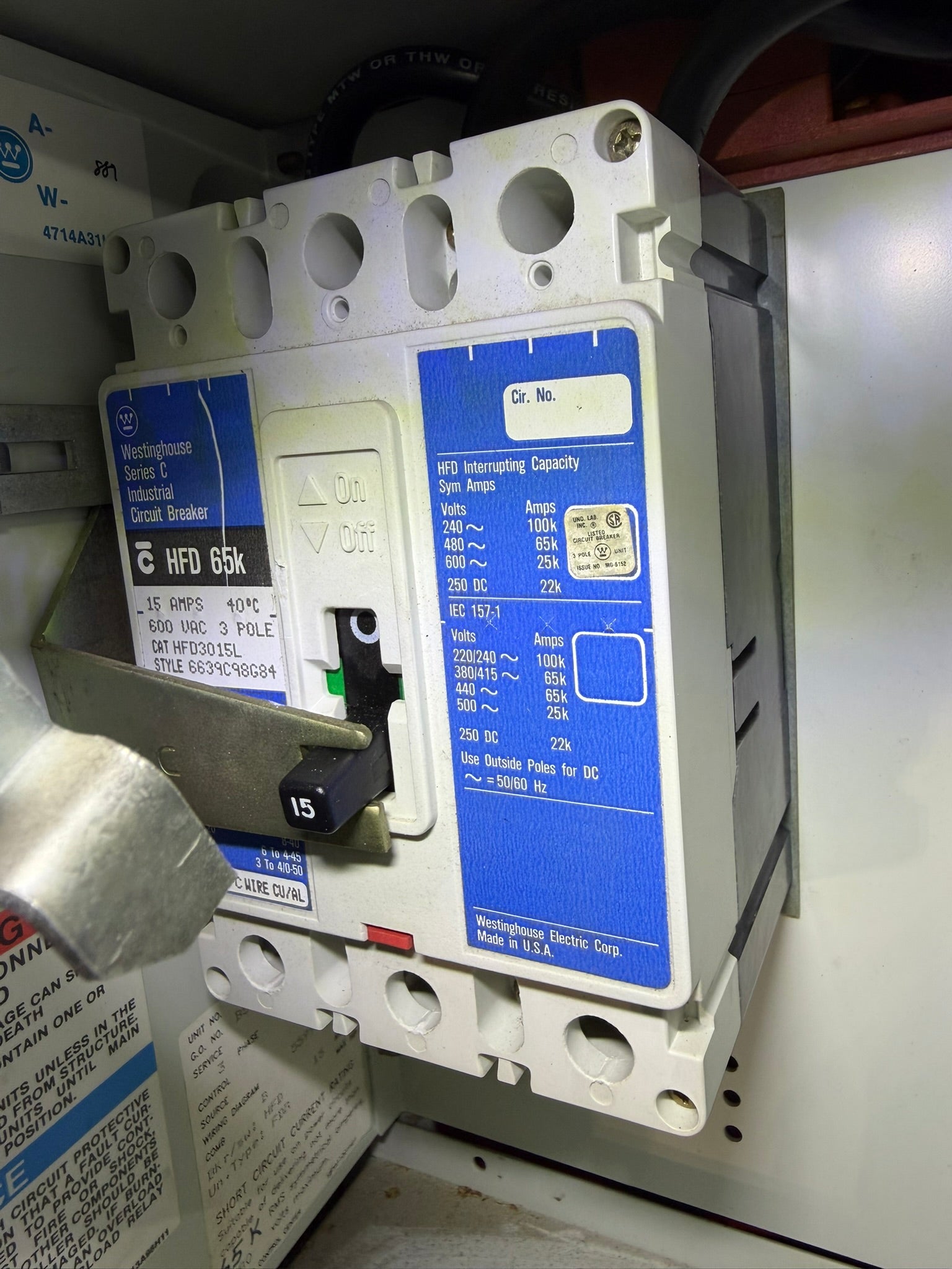CB-20: 15 A molded-case circuit breaker — HFD3015L. overview / nameplate photograph 1.