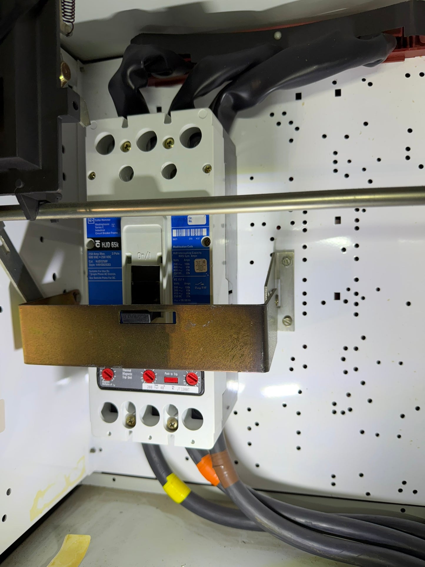 CB-24: 200 A circuit breaker — HJD3250F / JT3200T. overview photograph 1.