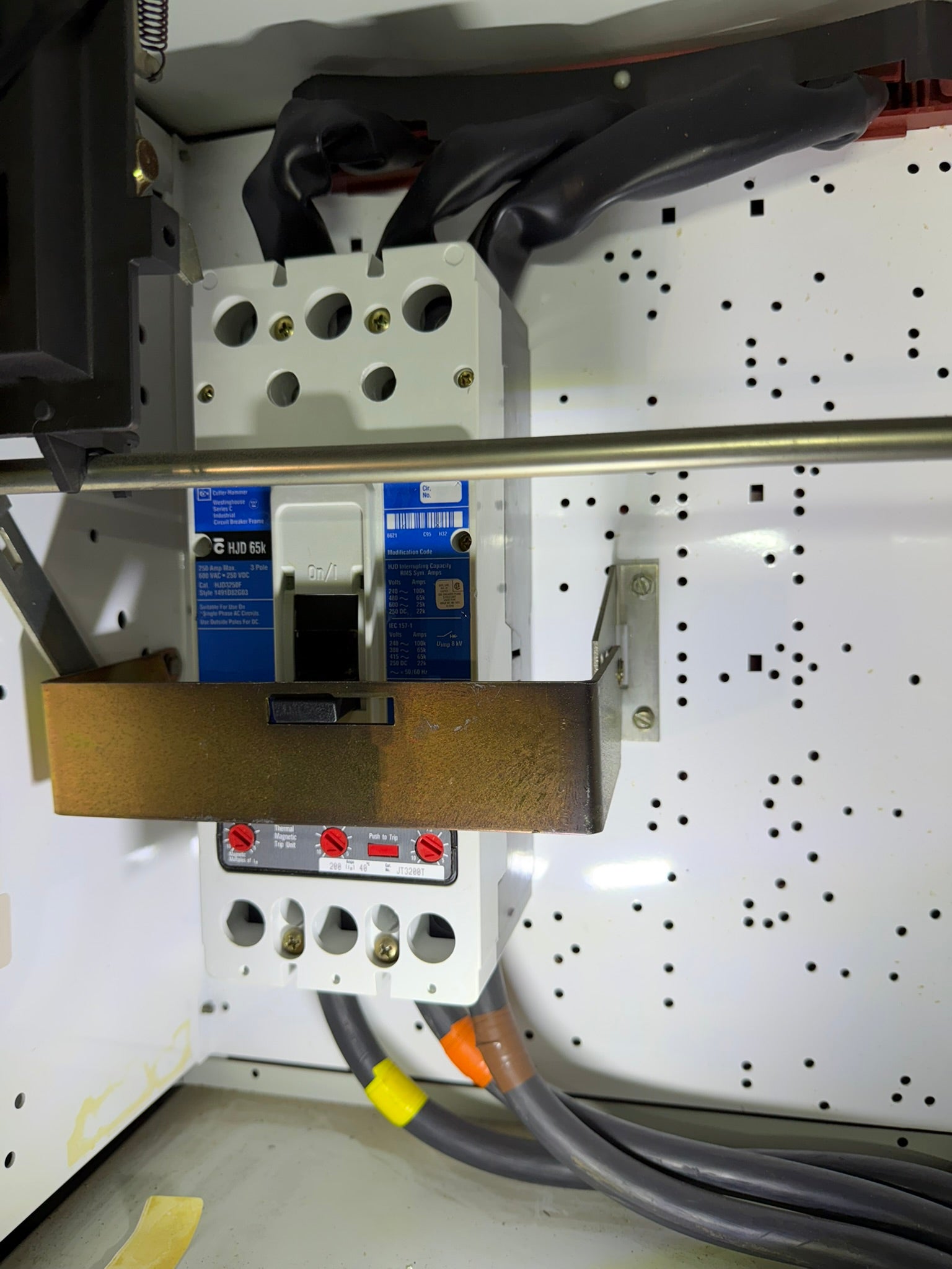 CB-24: 200 A circuit breaker — HJD3250F / JT3200T. overview photograph 1.