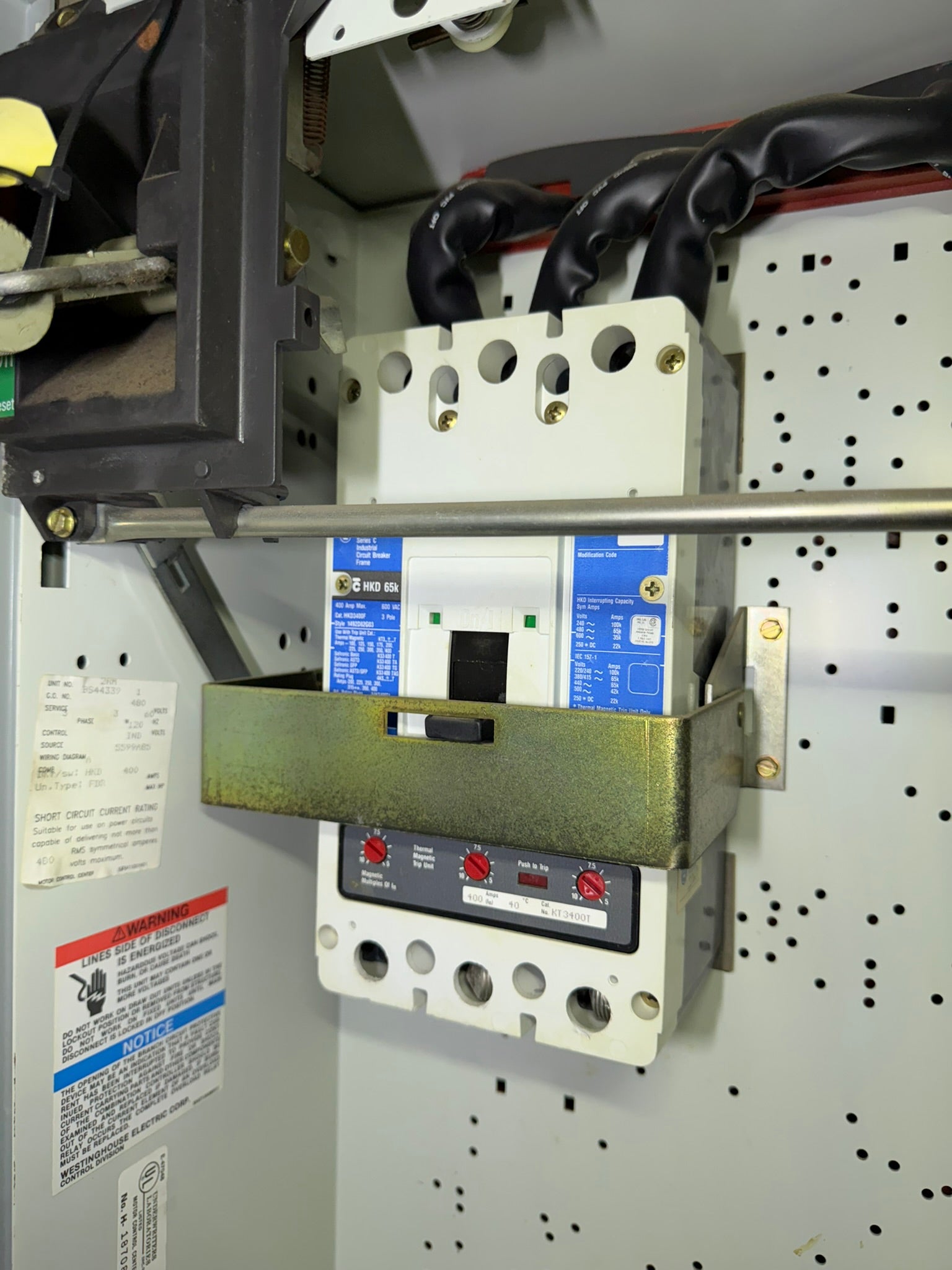 CB-25: 400 A circuit breaker — HKD3400F / KT3400T. overview photograph 1.