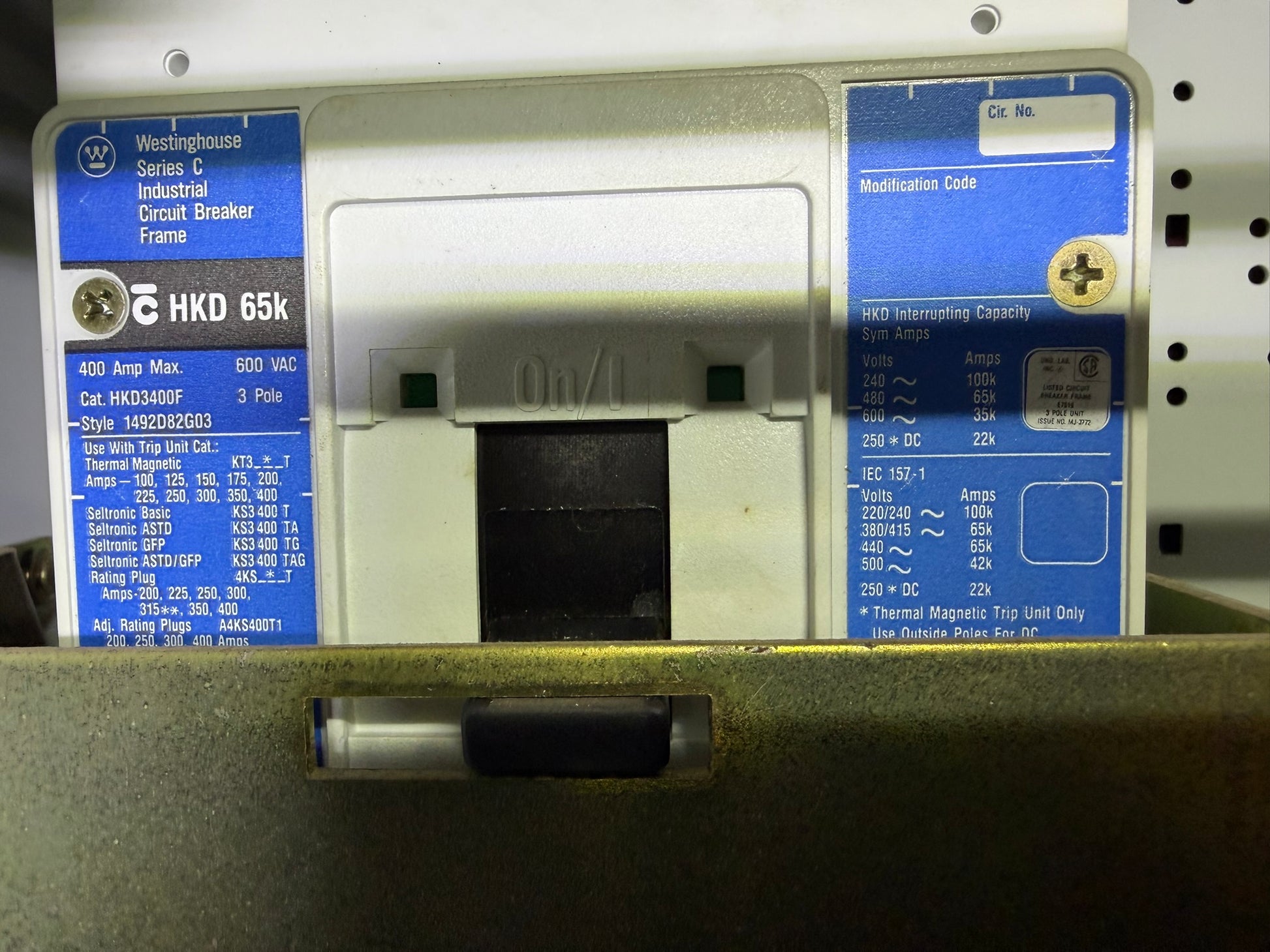 CB-25: 400 A circuit breaker — HKD3400F / KT3400T. nameplate photograph 2.