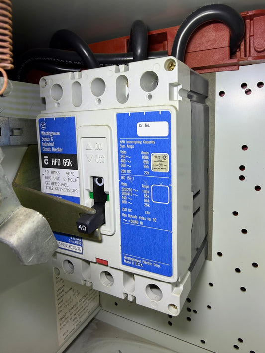 CB-28: 40 A molded-case circuit breaker — HFD3040L. overview / nameplate photograph 1.