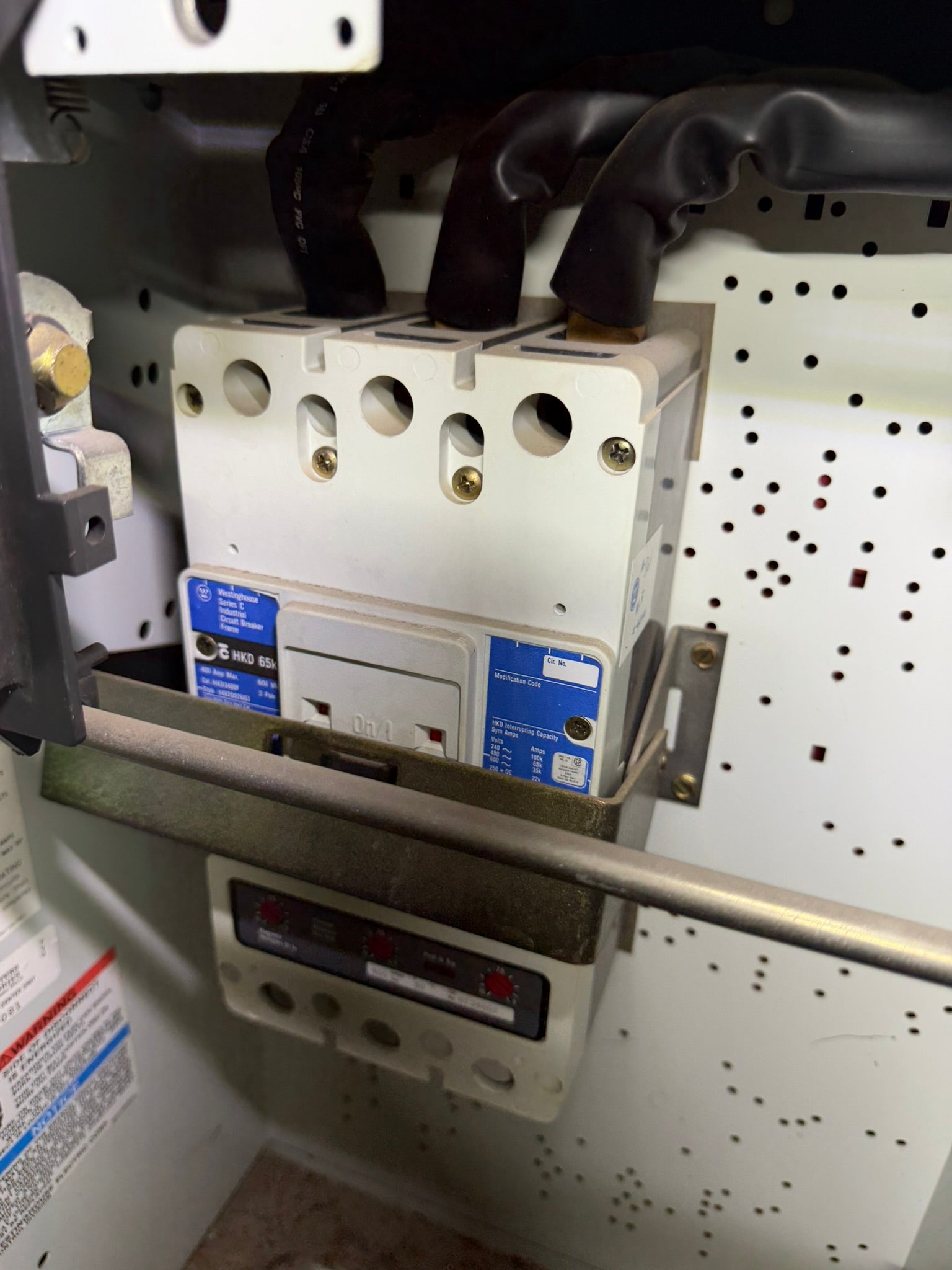 CB-31: 400 A circuit breaker — HKD3400F / KT3400T. overview photograph 1.