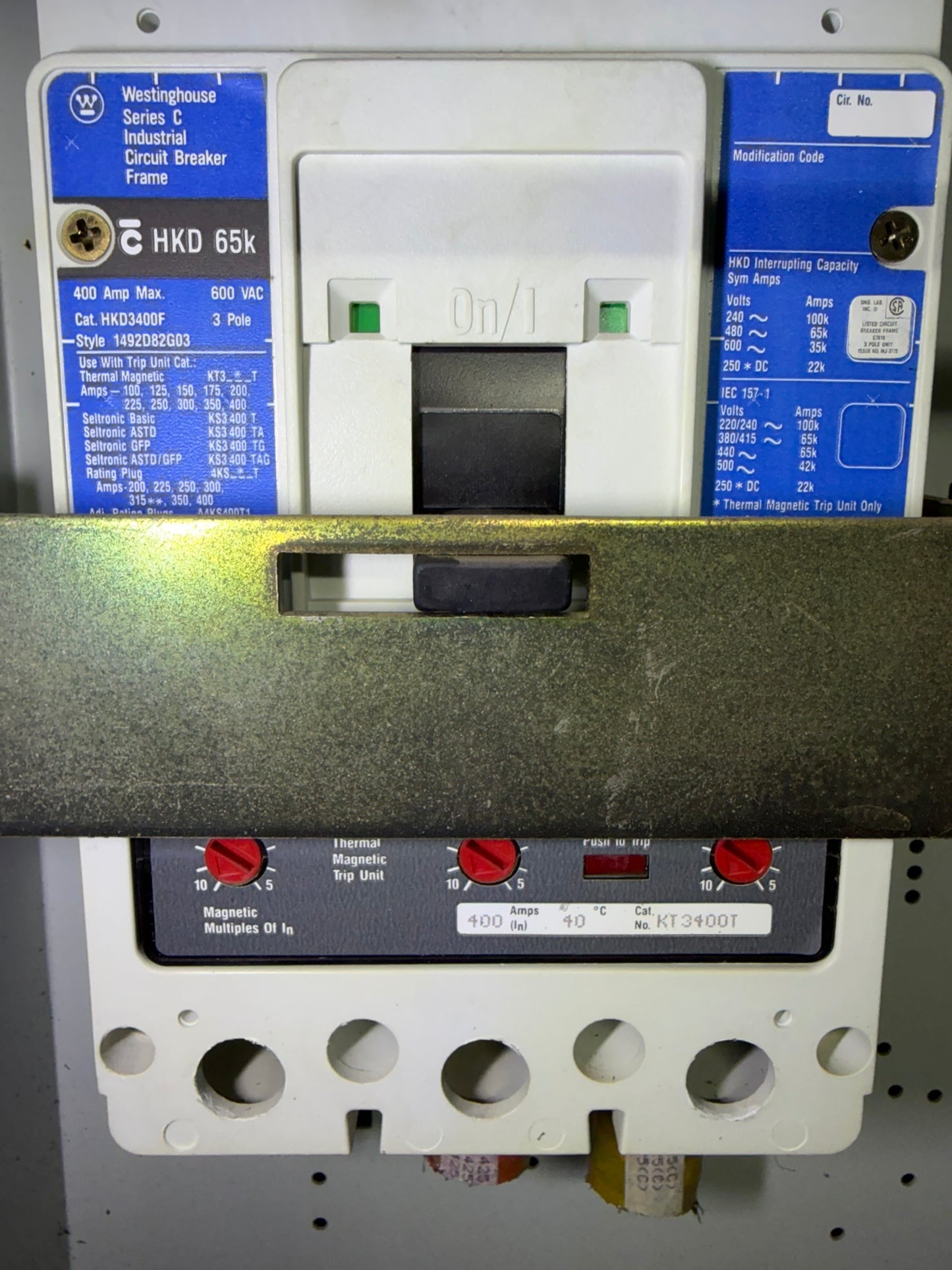 CB-31: 400 A circuit breaker — HKD3400F / KT3400T. nameplate photograph 2.