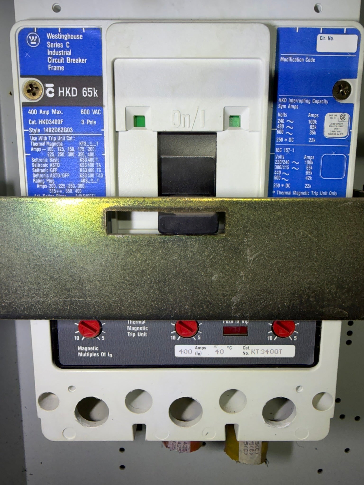 CB-31: 400 A circuit breaker — HKD3400F / KT3400T. nameplate photograph 2.