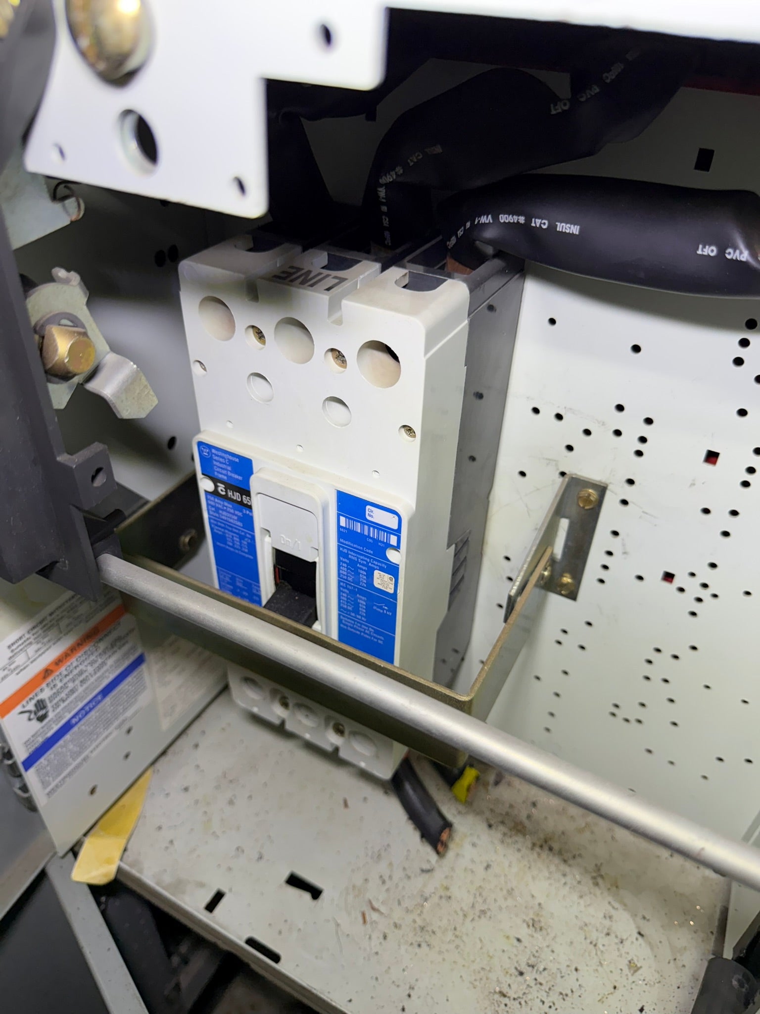 CB-32: 250 A circuit breaker — HJD3250F / JT3250T. overview photograph 1.