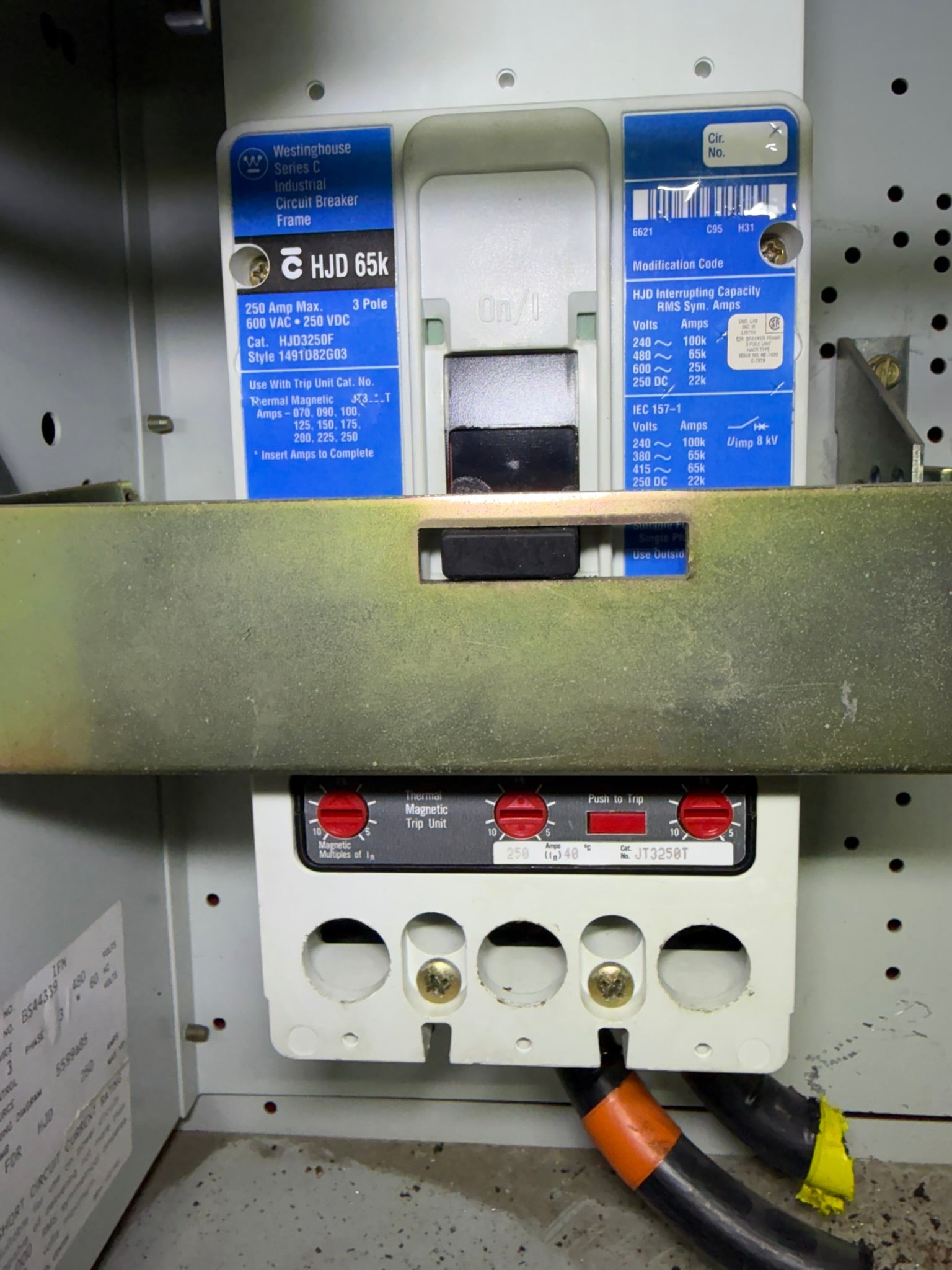 CB-32: 250 A circuit breaker — HJD3250F / JT3250T. nameplate photograph 2.