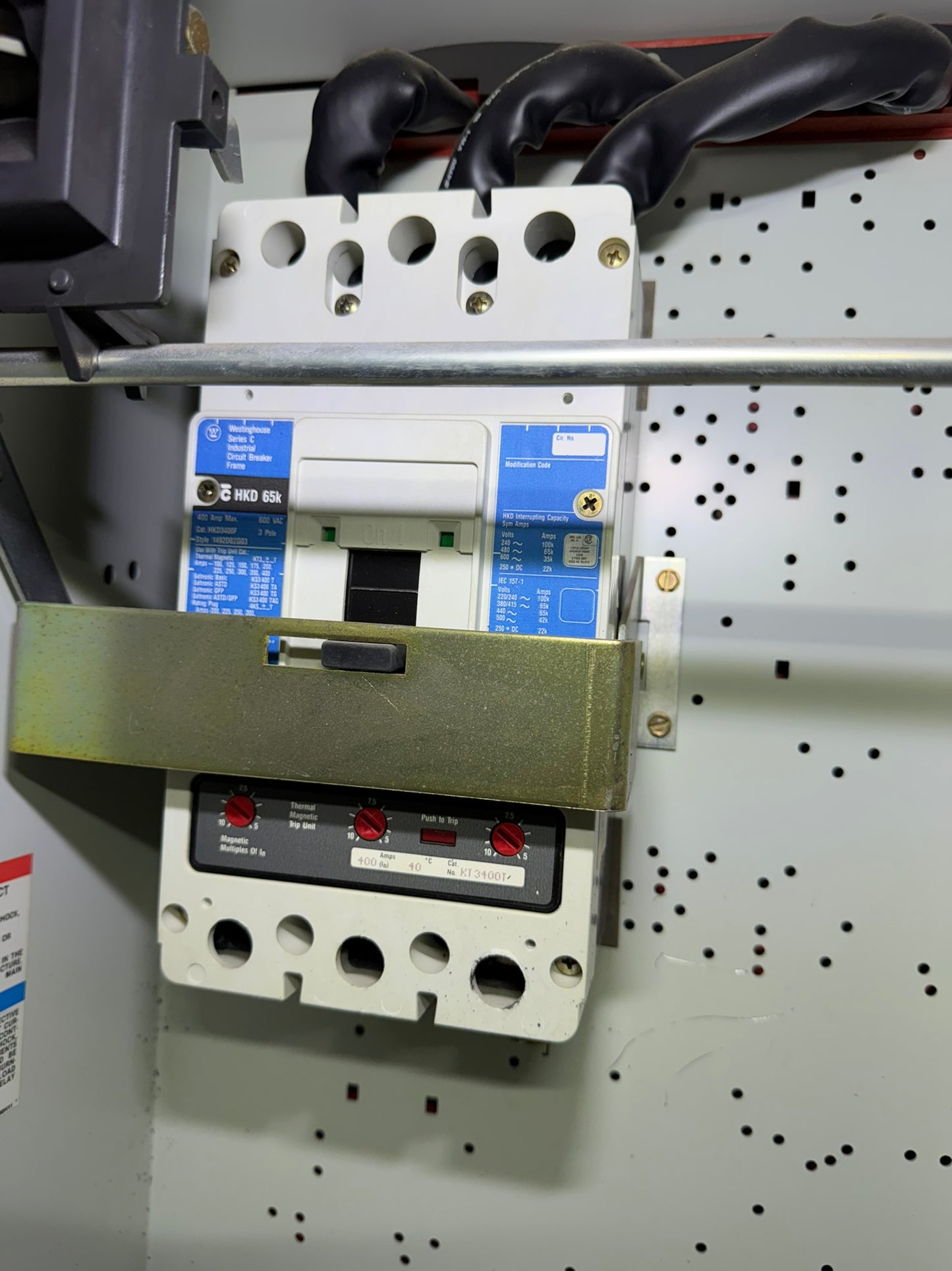CB-33: 400 A circuit breaker — HKD3400F / KT3400T. overview photograph 1.