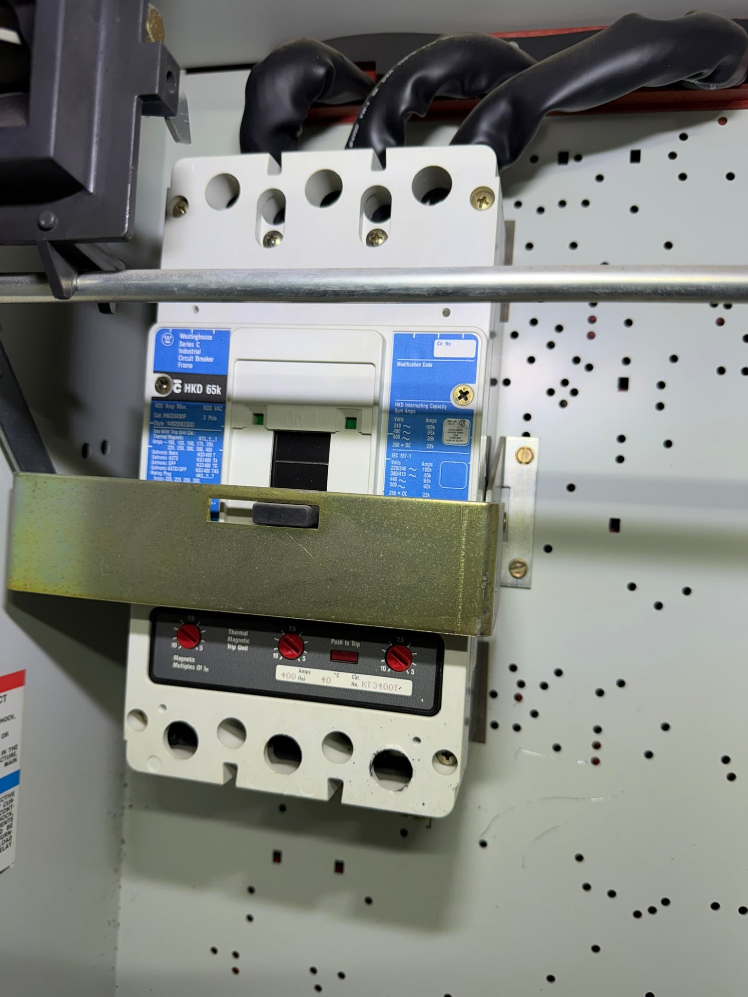 CB-33: 400 A circuit breaker — HKD3400F / KT3400T. overview photograph 1.