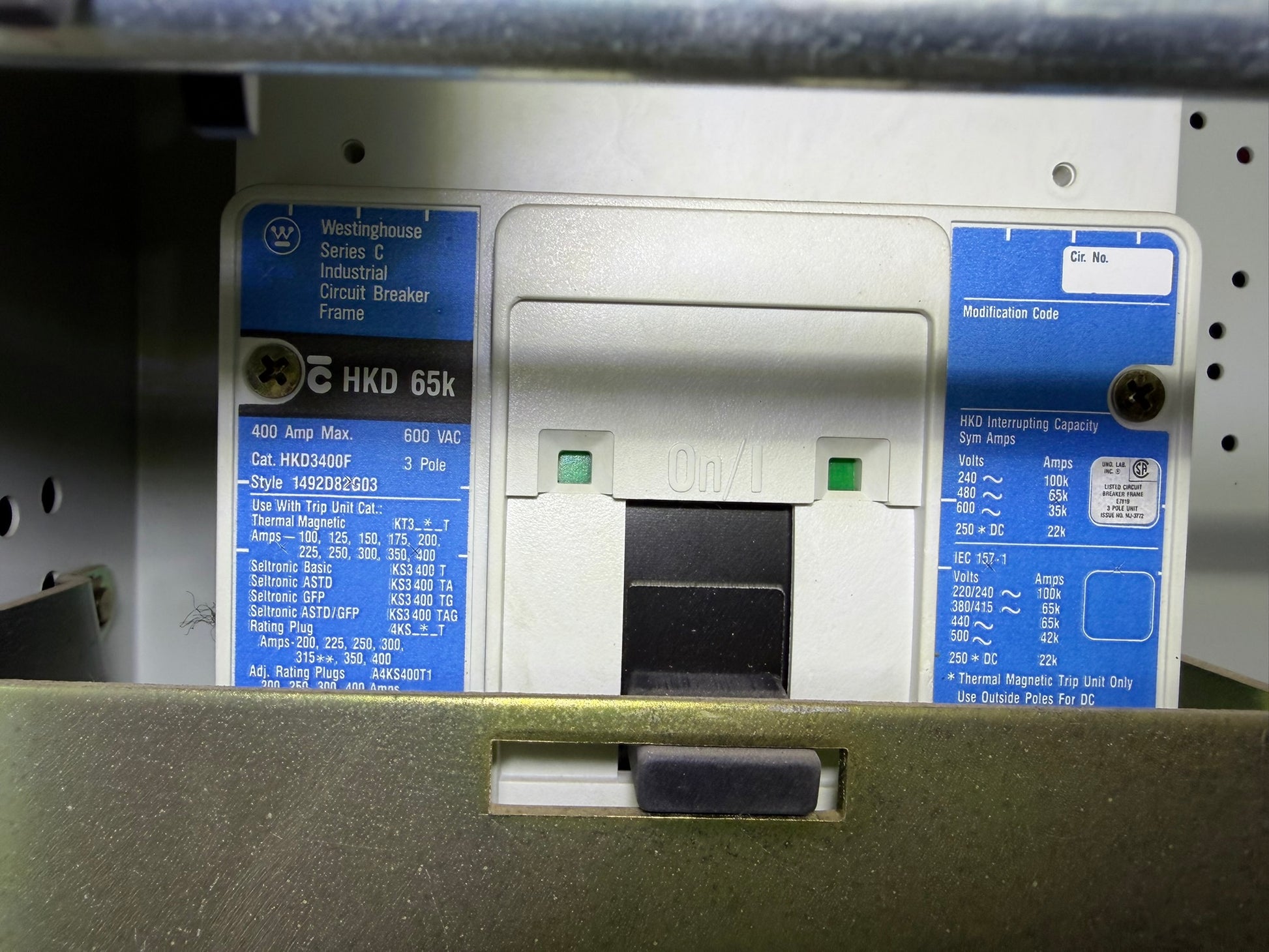 CB-33: 400 A circuit breaker — HKD3400F / KT3400T. nameplate photograph 2.