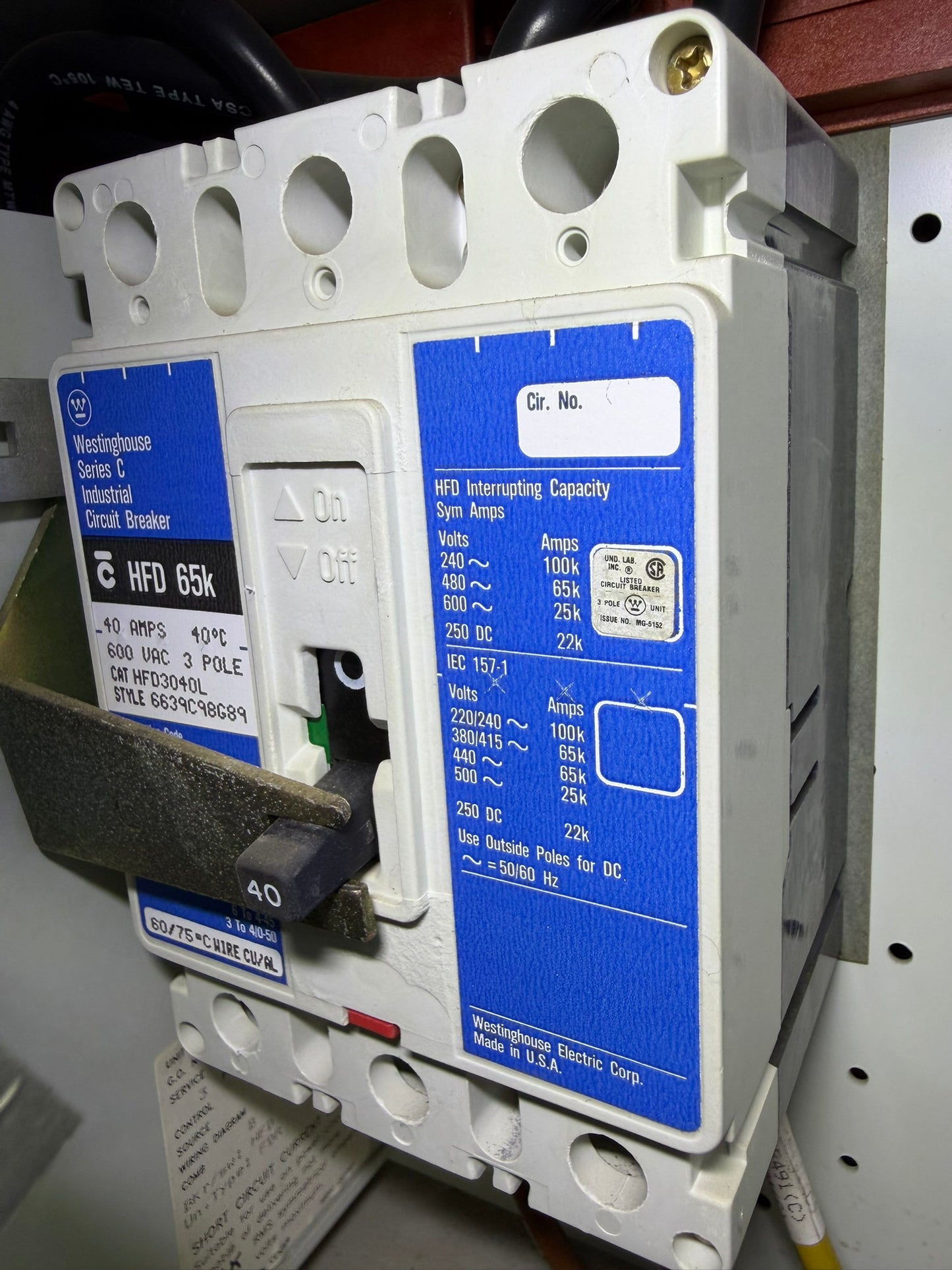 CB-37: 40 A molded-case circuit breaker — HFD3040L. overview / nameplate photograph 1.
