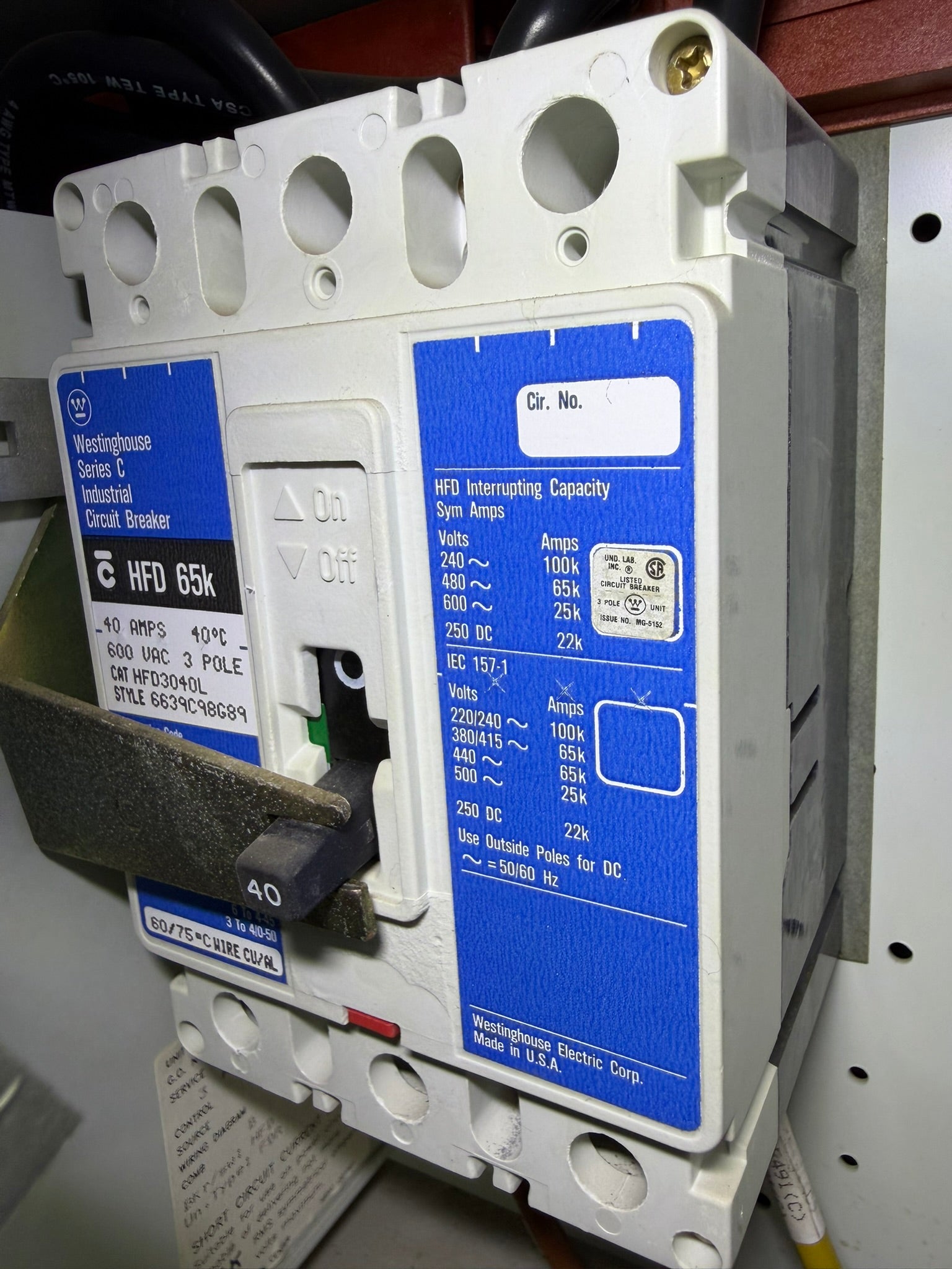 CB-37: 40 A molded-case circuit breaker — HFD3040L. overview / nameplate photograph 1.