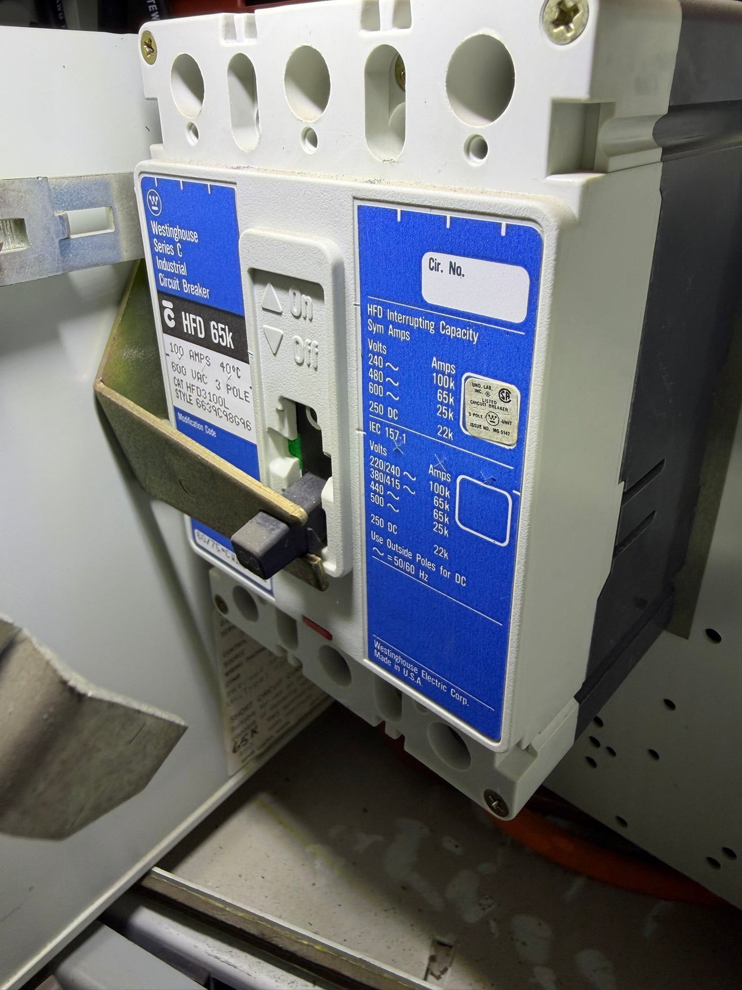 CB-39: 100 A molded-case circuit breaker — HFD3100L. overview / nameplate photograph 1.