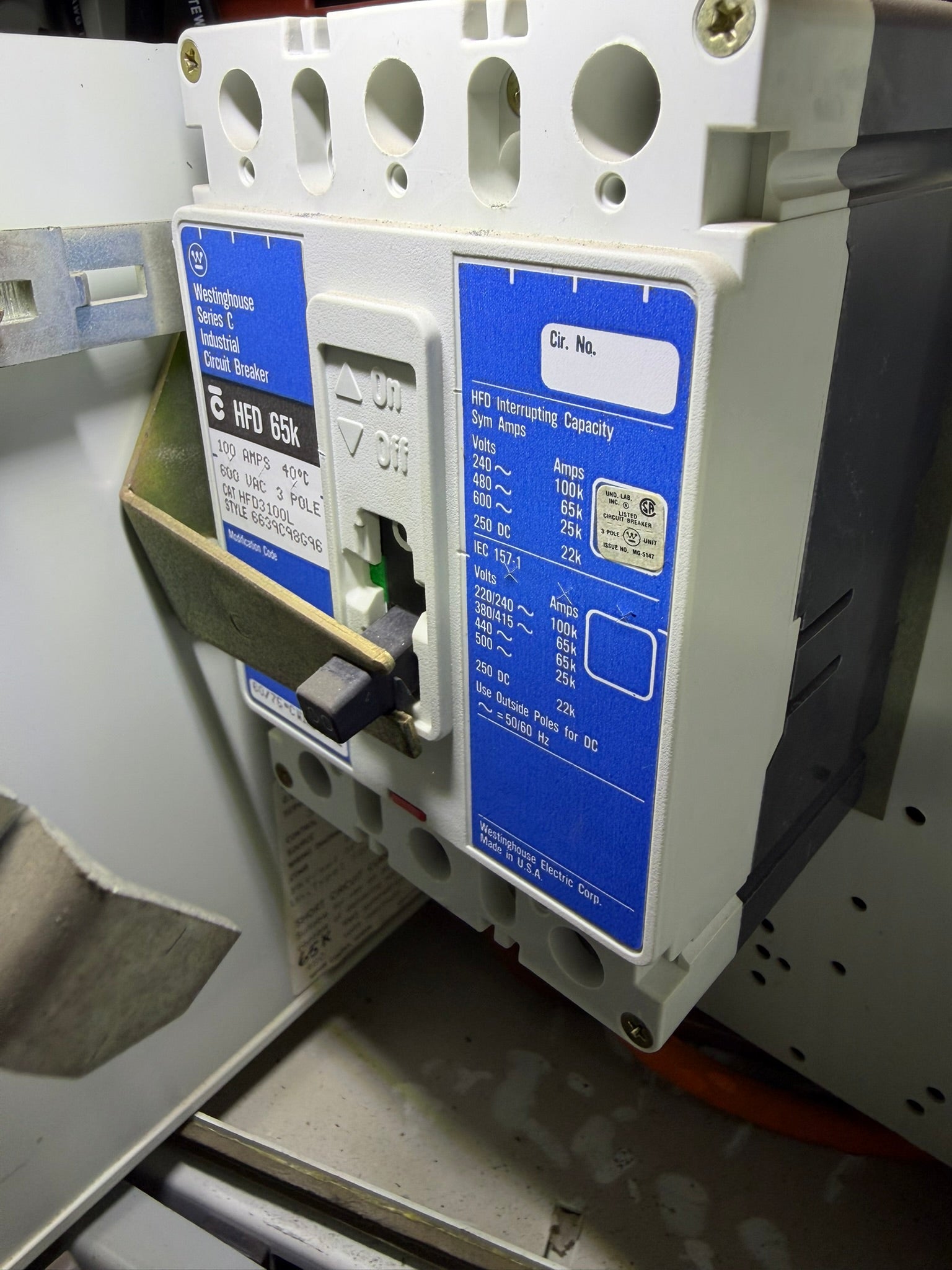 CB-39: 100 A molded-case circuit breaker — HFD3100L. overview / nameplate photograph 1.