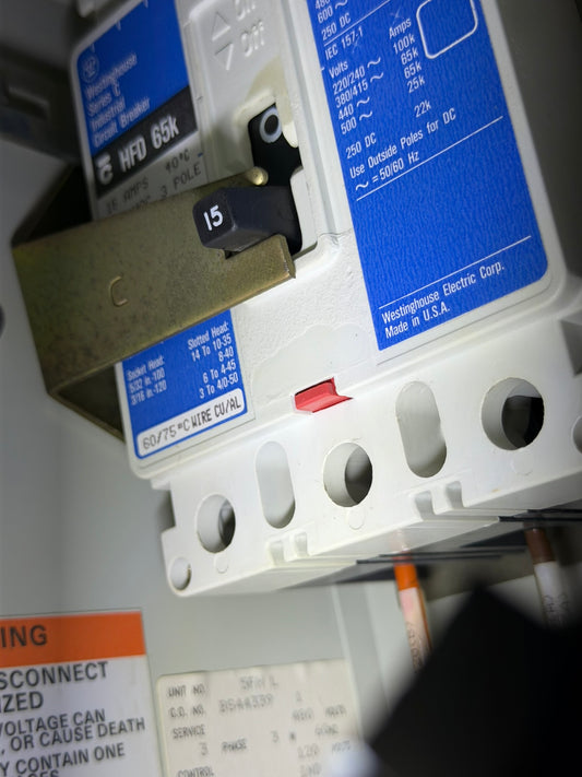 CB-40: 15 A molded-case circuit breaker — HFD3015L. overview photograph 1.