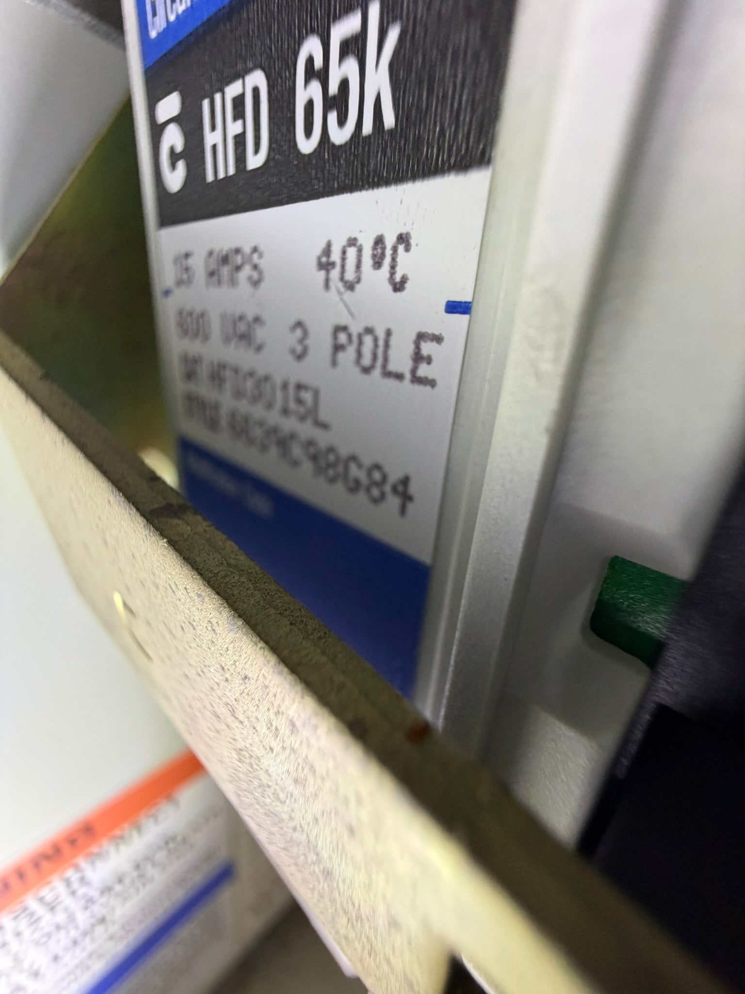 CB-40: 15 A molded-case circuit breaker — HFD3015L. nameplate photograph 2.