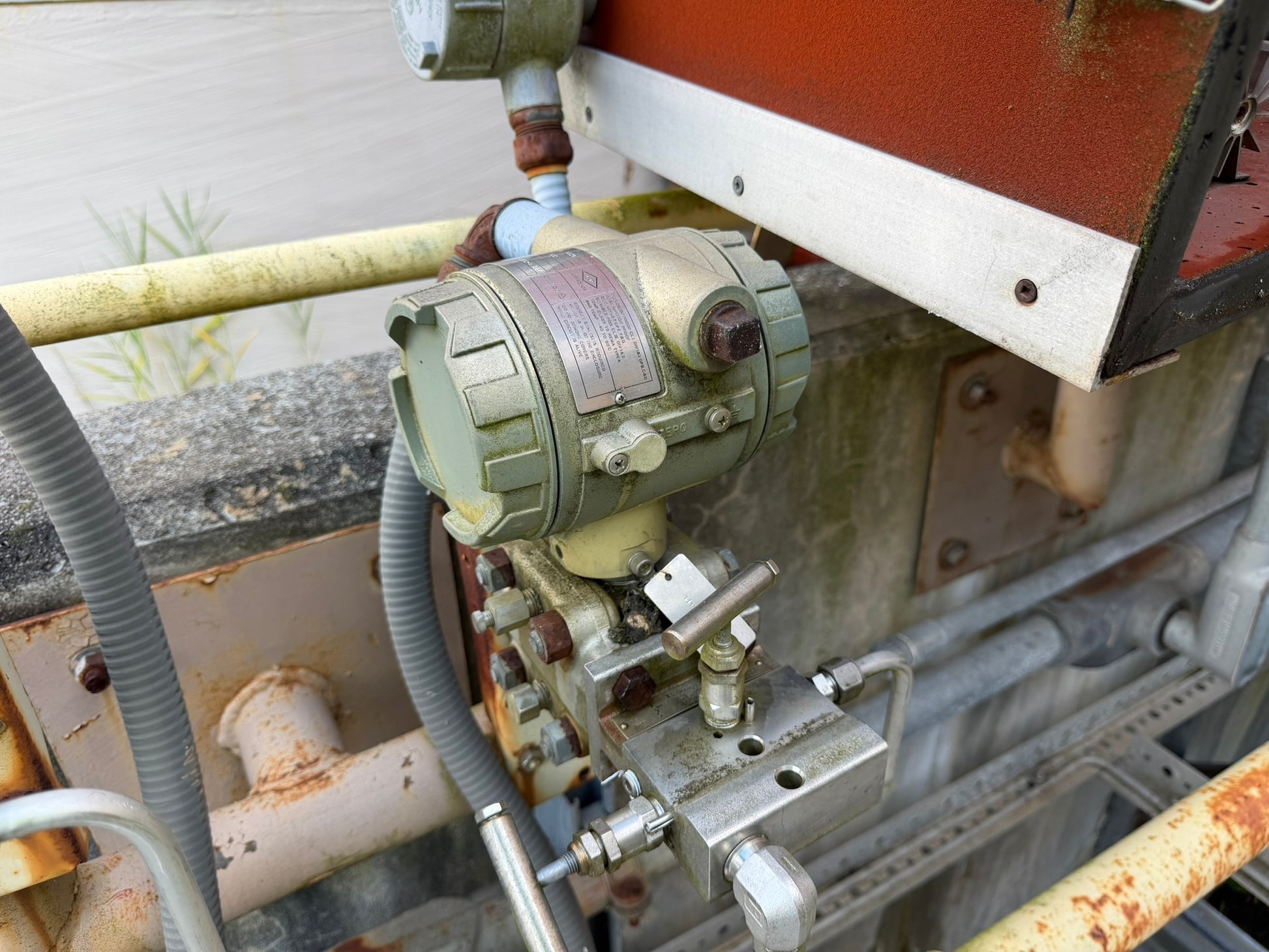 IN-01: Yokogawa UNI gauge-pressure transmitter, 0-600 psig. overview photograph 1.