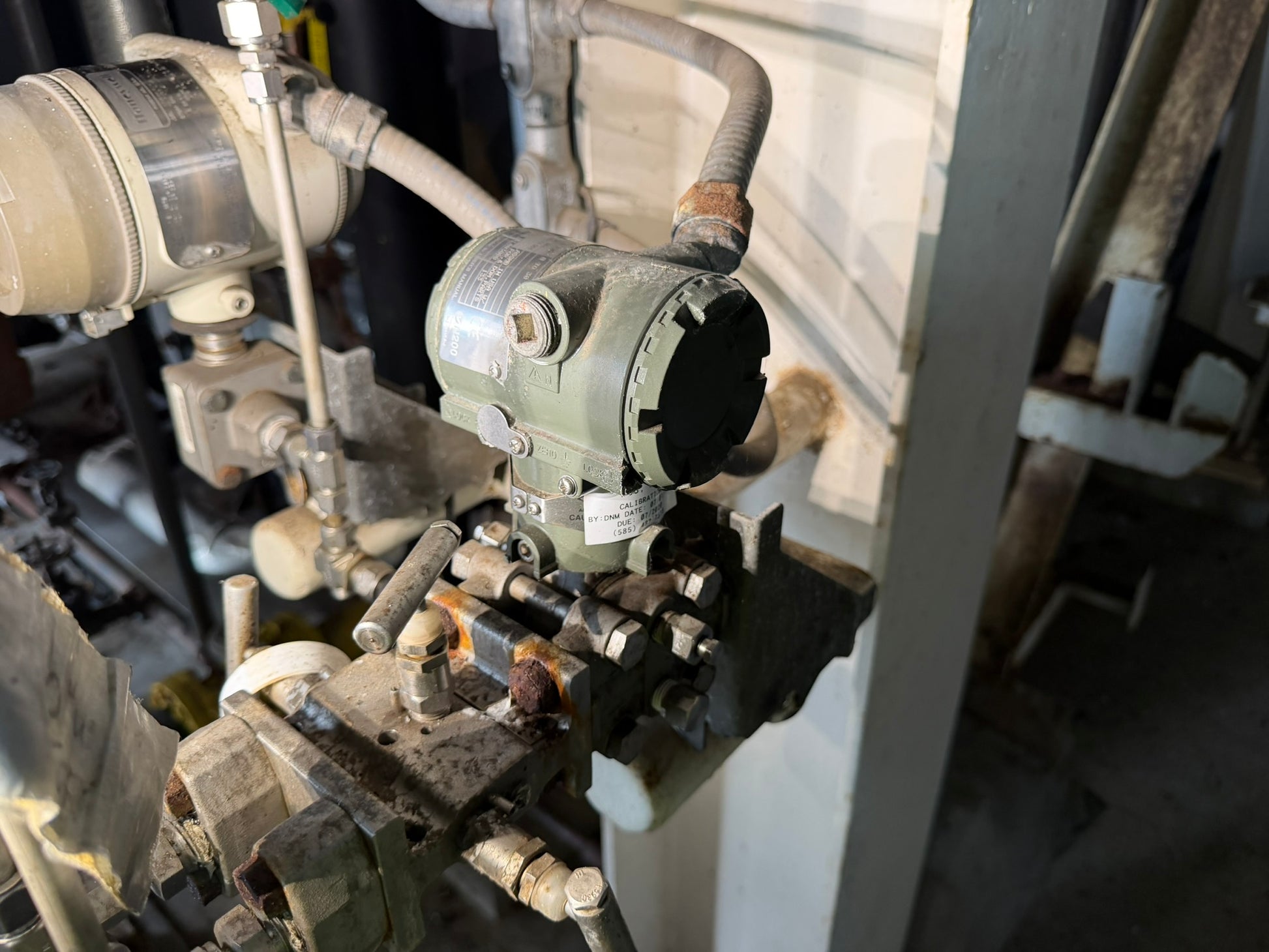 IN-21: Yokogawa DPharp differential-pressure transmitter. overview photograph 1.