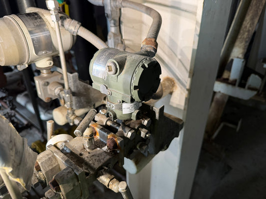 IN-21: Yokogawa DPharp differential-pressure transmitter. overview photograph 1.