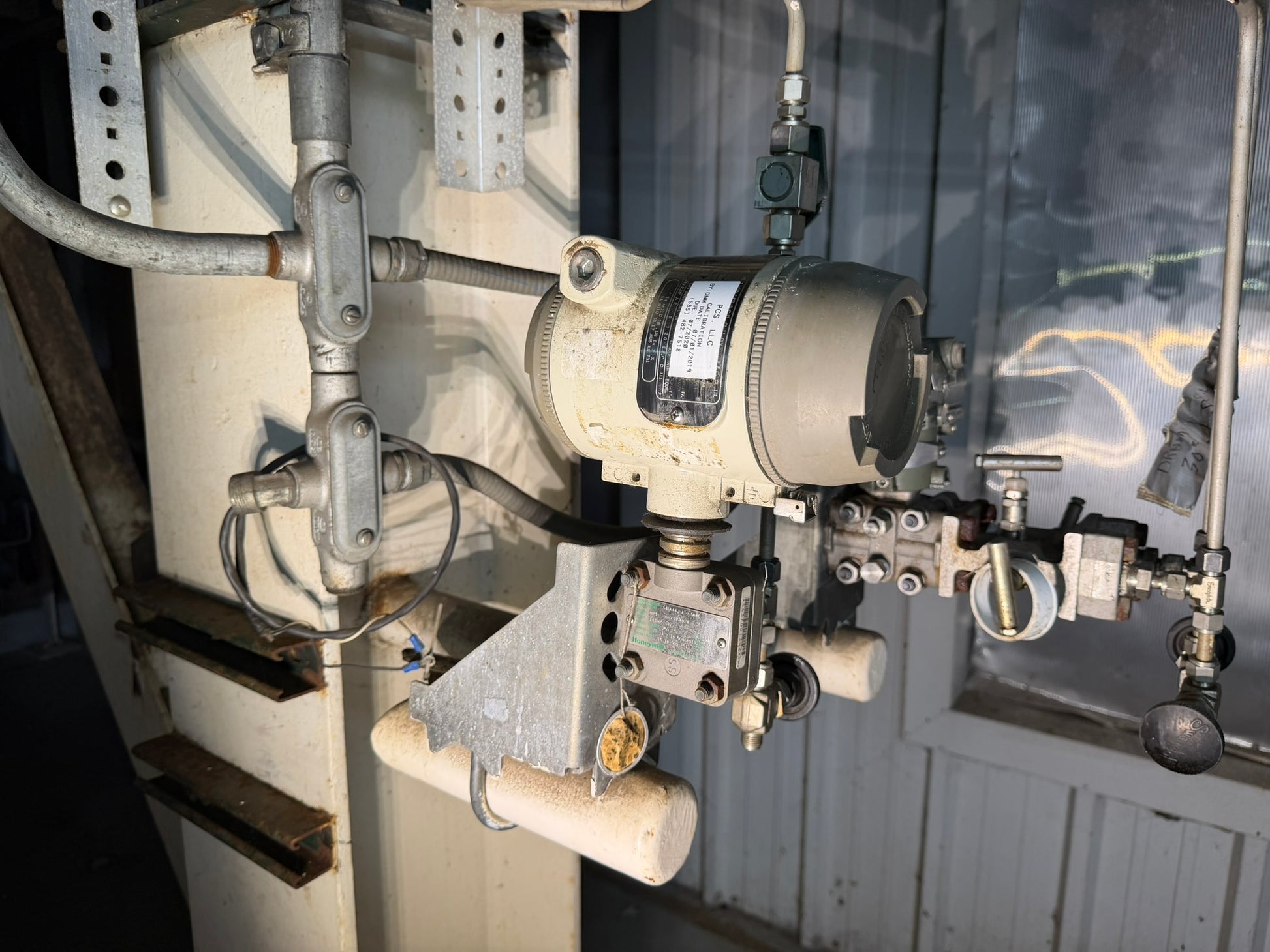 IN-22: Honeywell ST3000 smart pressure transmitter. overview photograph 1.
