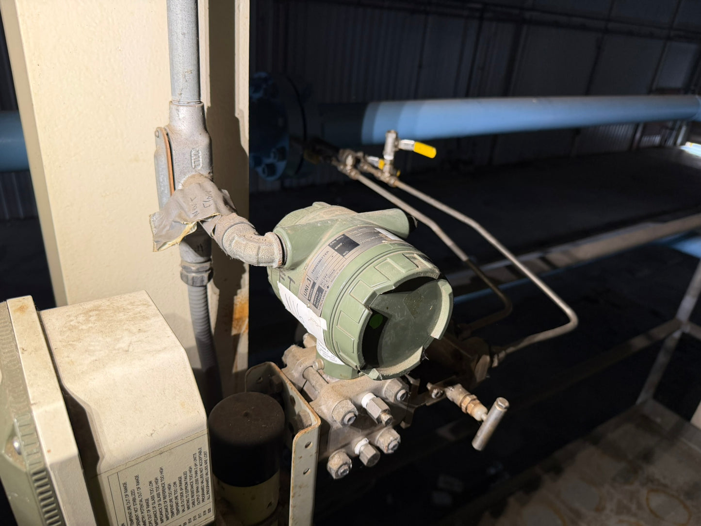 IN-25: Yokogawa UNI differential-pressure transmitter. overview photograph 1.