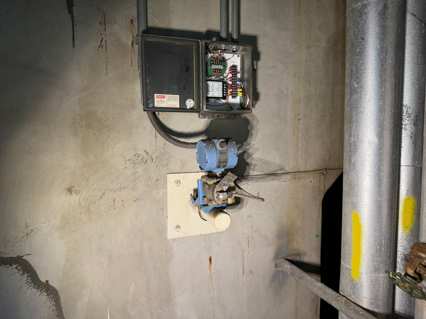 IN-26: Rosemount Alphaline gauge-pressure transmitter. overview photograph 1.