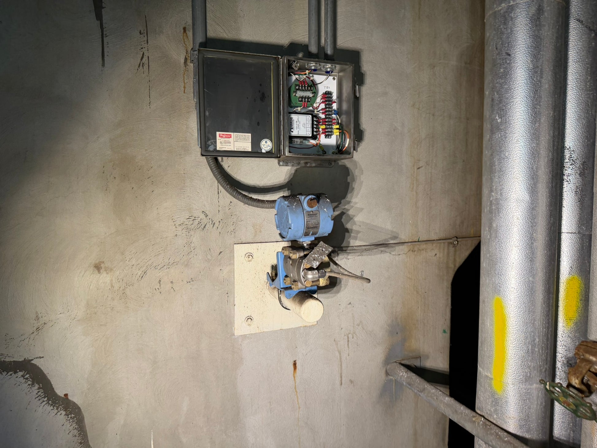 IN-26: Rosemount Alphaline gauge-pressure transmitter. overview photograph 1.