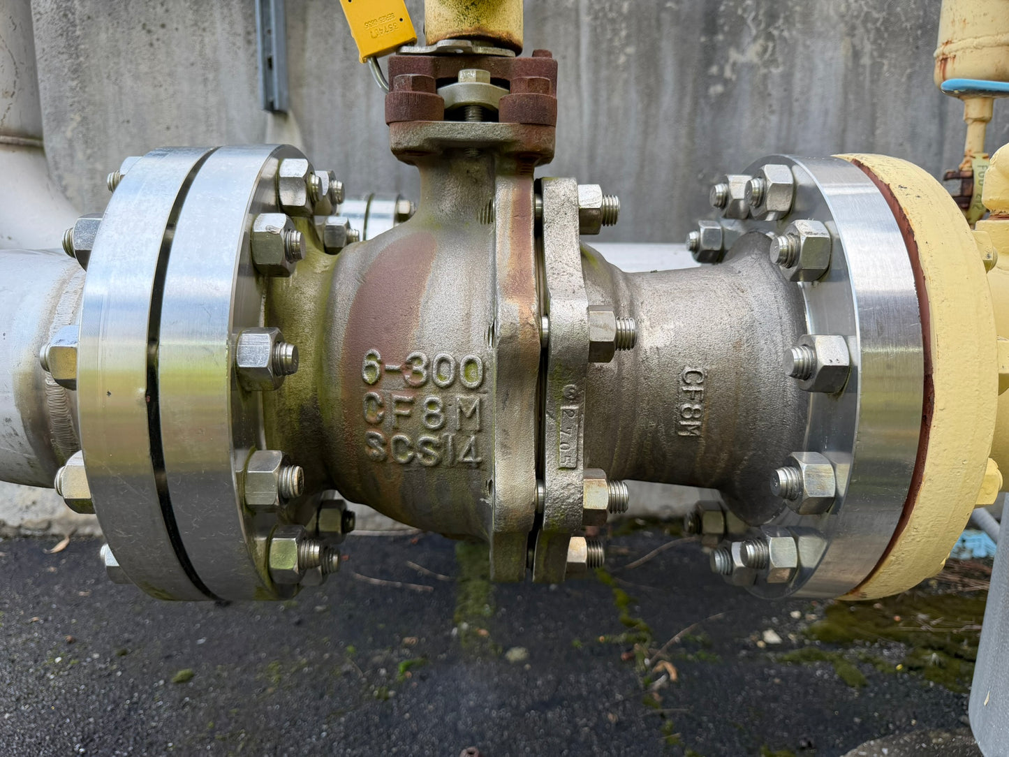 VL-01: KTM 6-inch Class 300 stainless ball valve. overview photograph 1.
