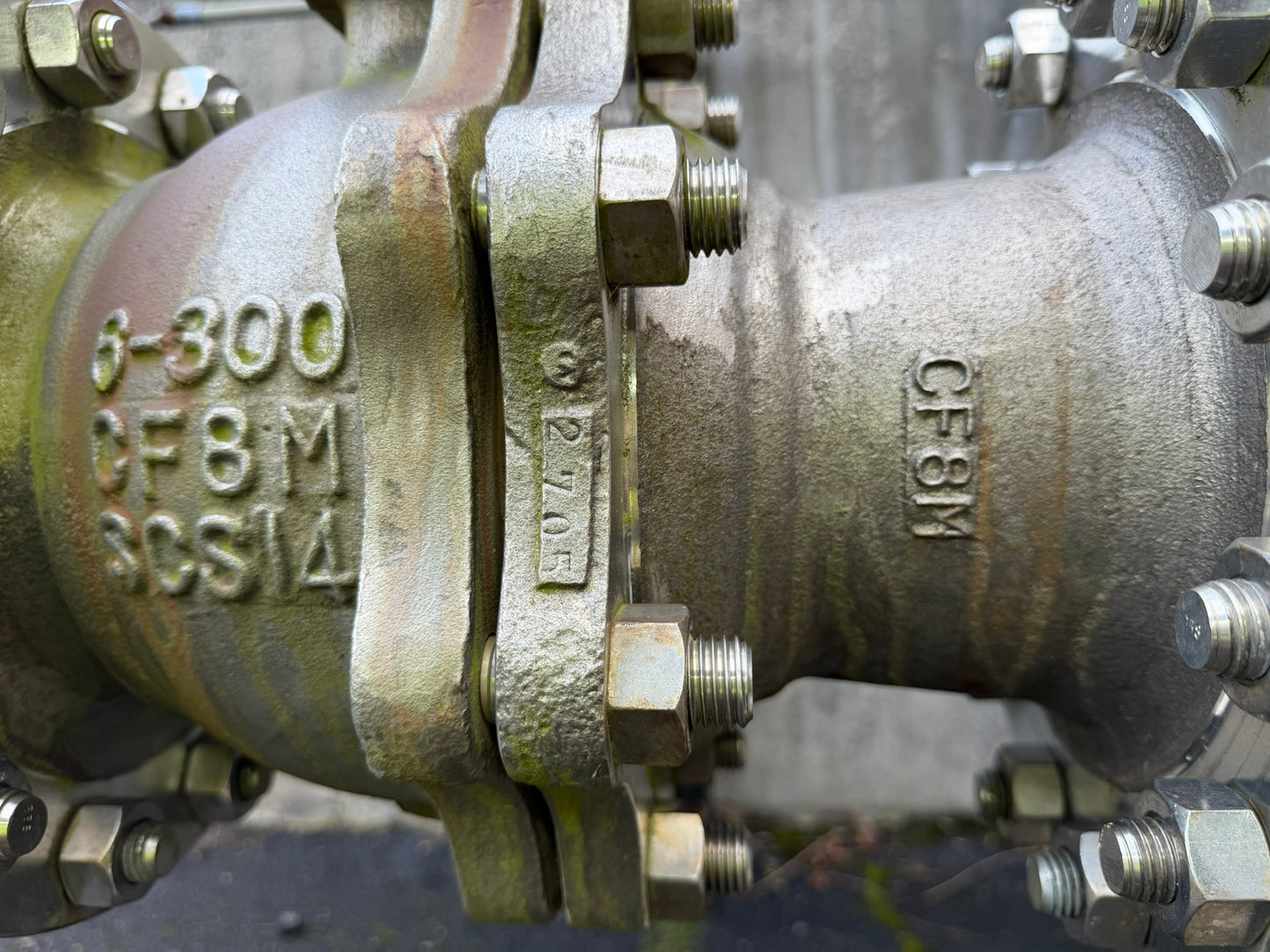 VL-01: KTM 6-inch Class 300 stainless ball valve. detail photograph 3.