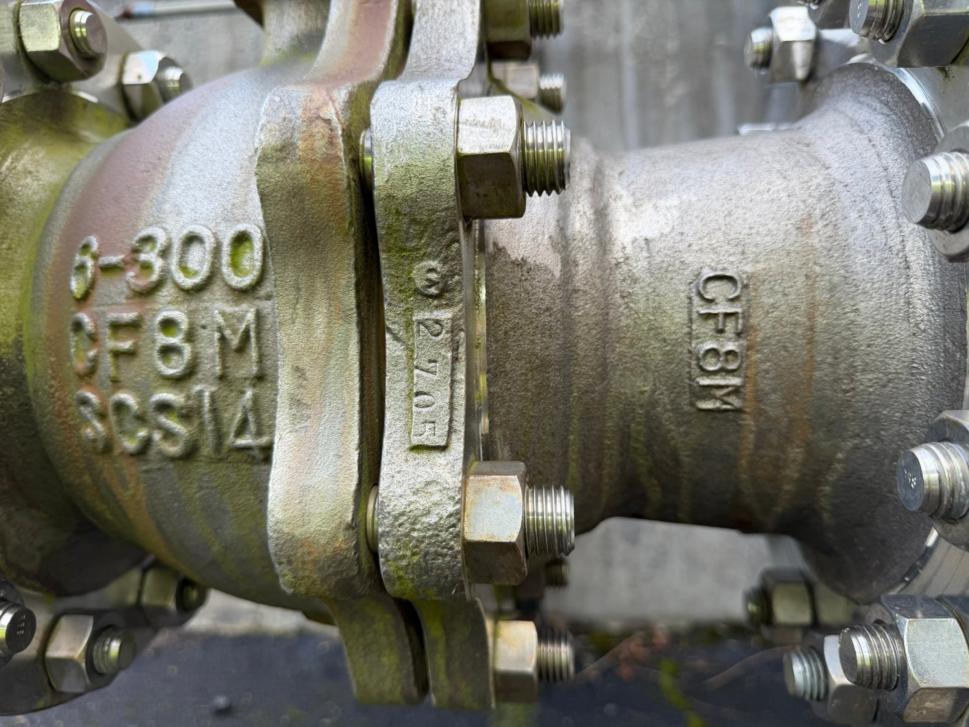 VL-01: KTM 6-inch Class 300 stainless ball valve. detail photograph 3.