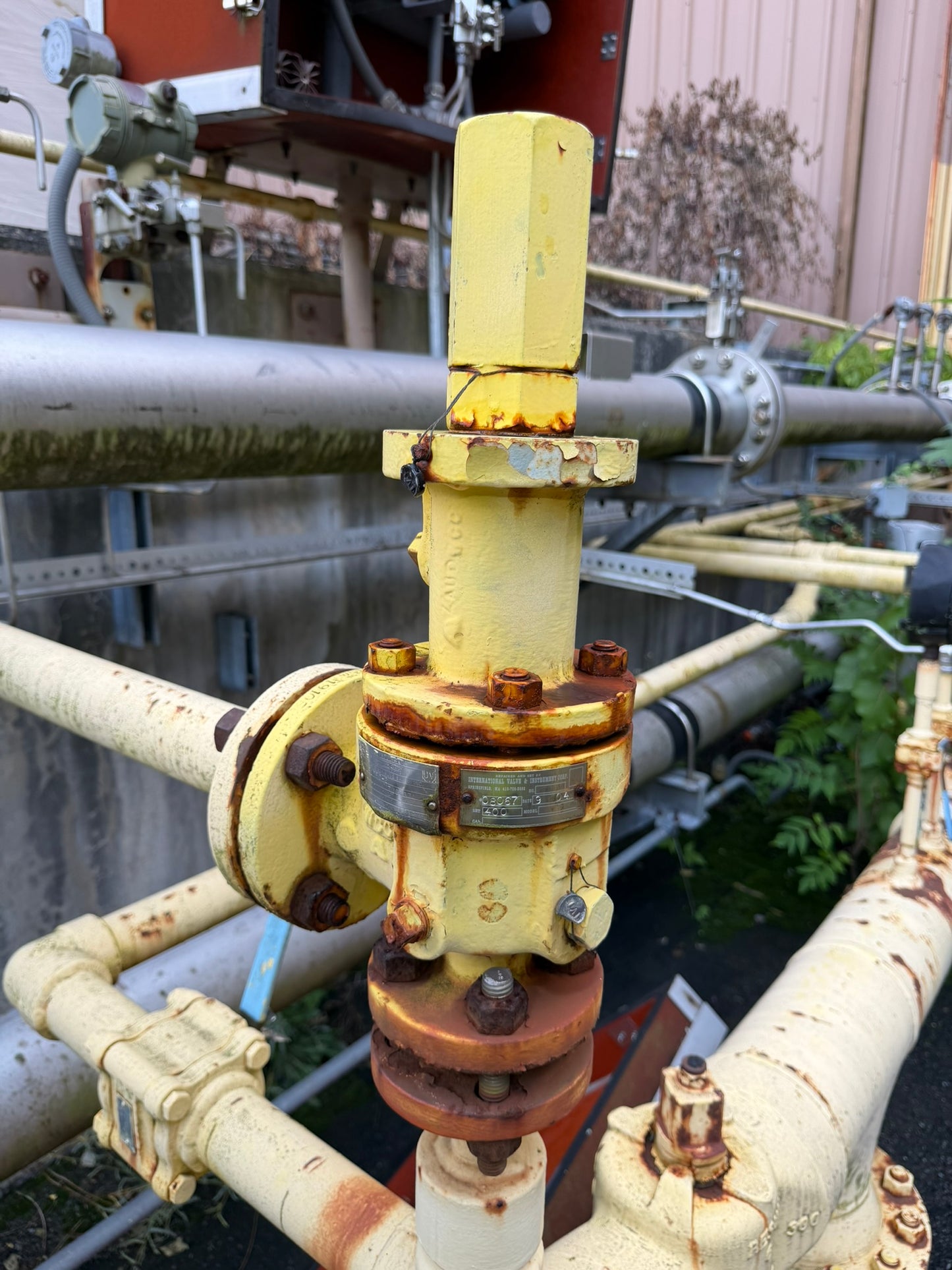 VL-02: Consolidated pressure relief valve, 400 psi set marking. overview photograph 1.