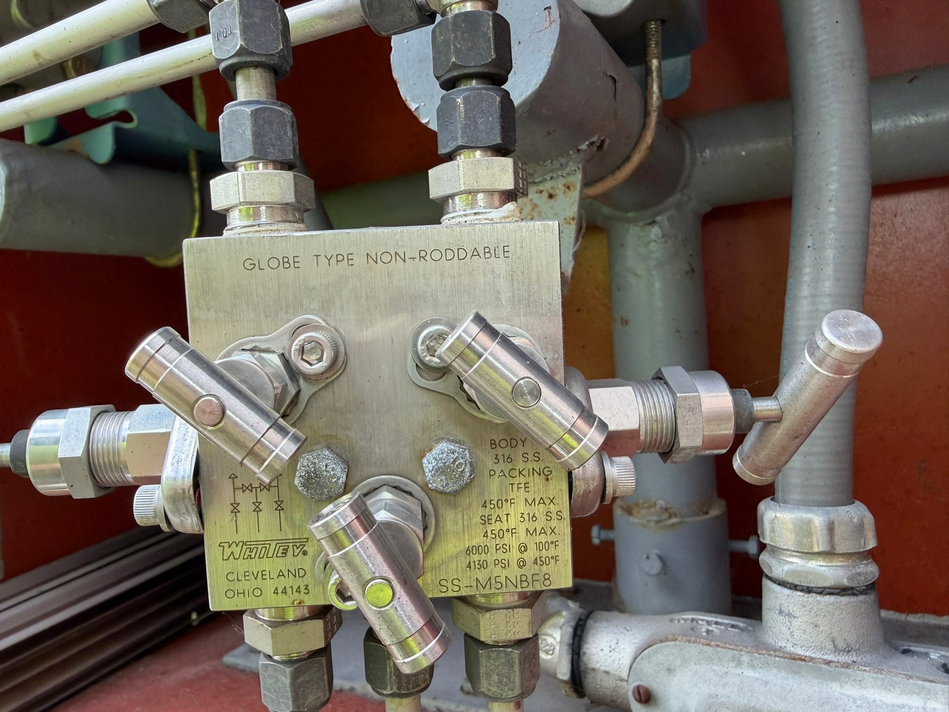 VL-03: Whitey stainless instrument manifold. overview photograph 1.