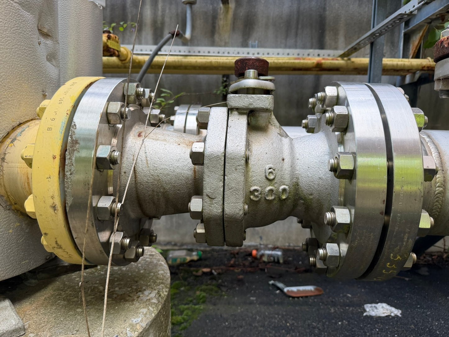 VL-04: Newco 6-inch Class 300 stainless ball valve — unit 1. overview photograph 1.
