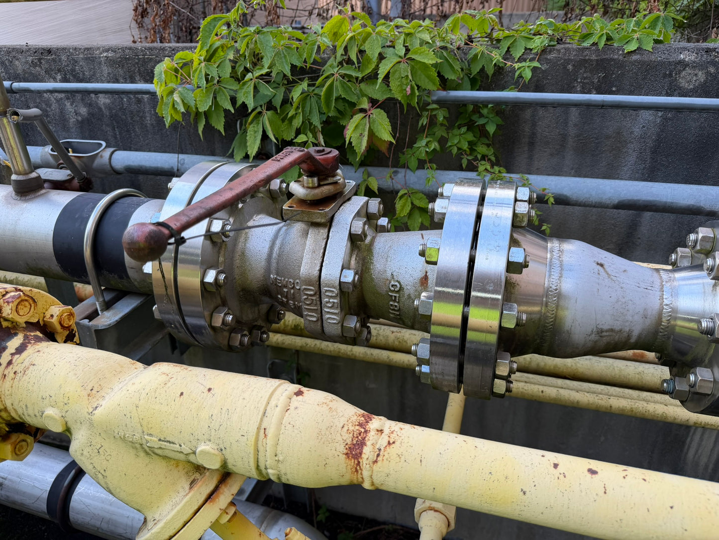 VL-05: Newco 6-inch Class 300 stainless ball valve — unit 2. overview photograph 1.