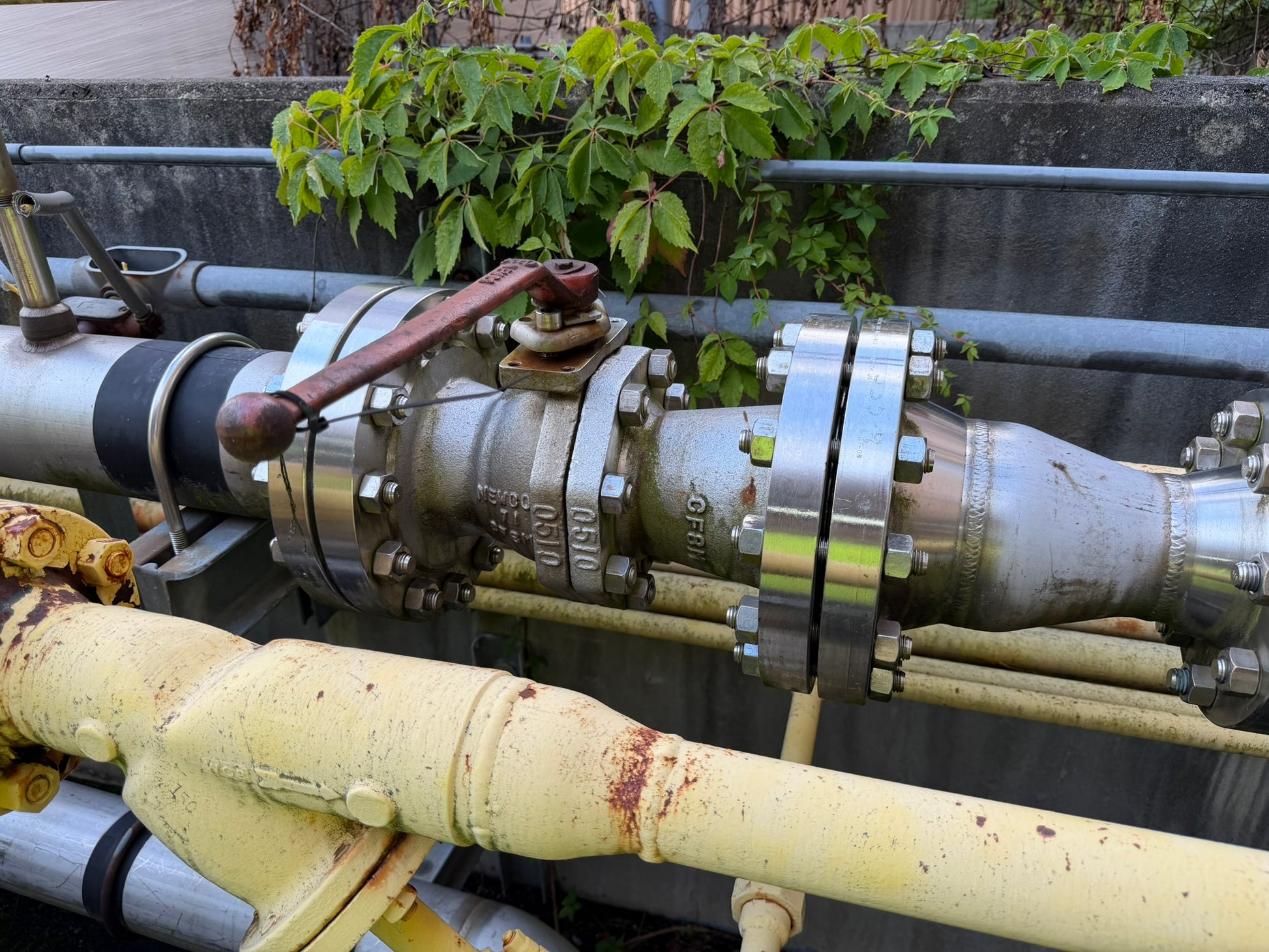 VL-05: Newco 6-inch Class 300 stainless ball valve — unit 2. overview photograph 1.