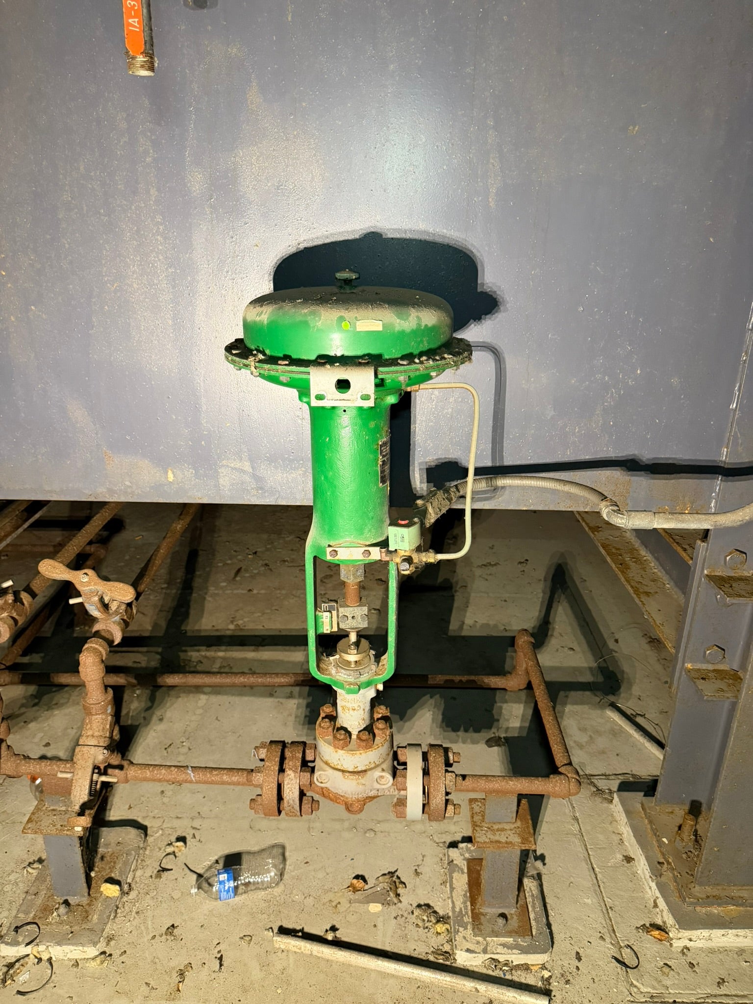 VL-07: Fisher HPS 1-inch Class 900 control valve with 667 actuator. overview photograph 1.