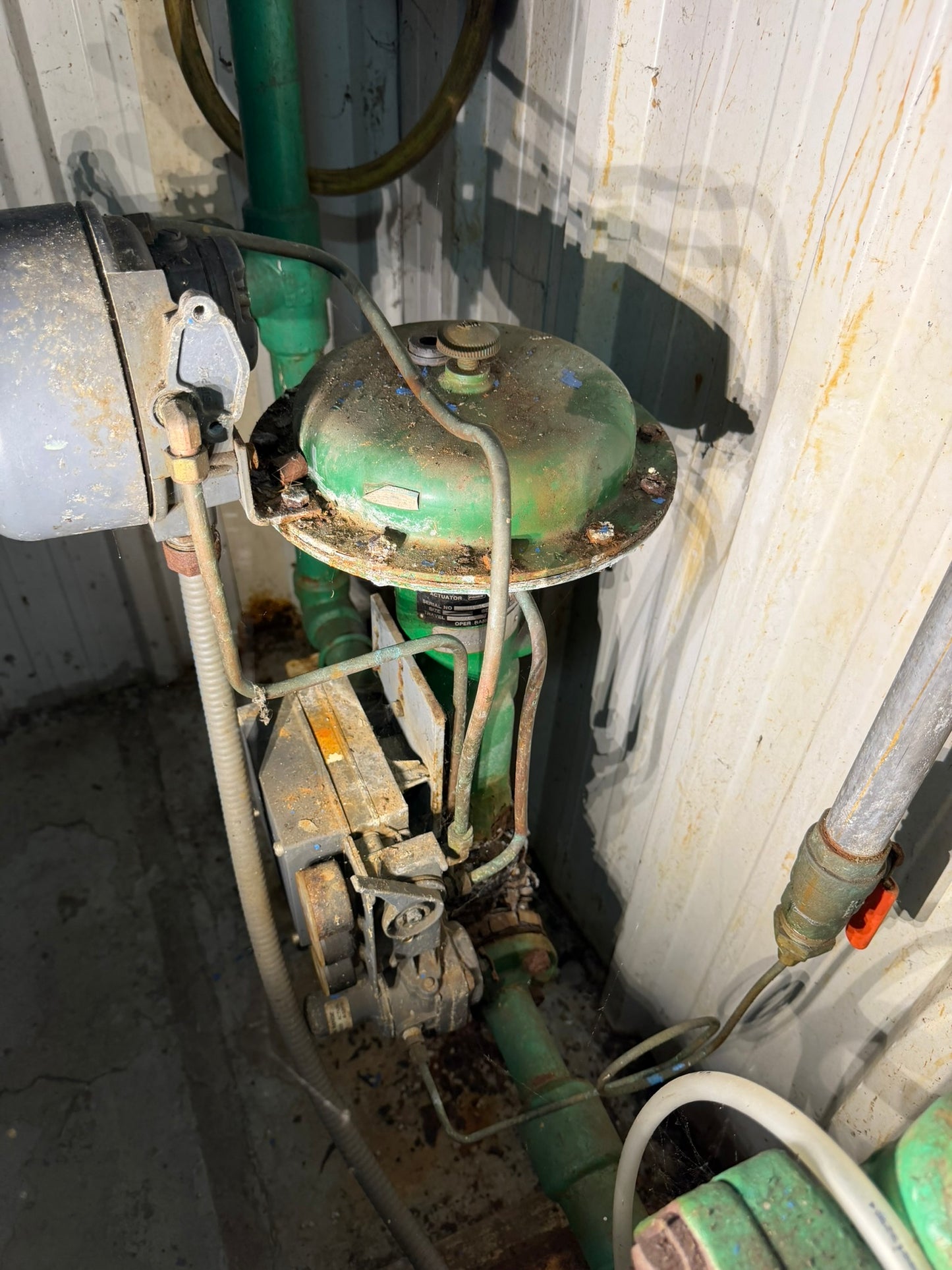VL-10: Fisher ES Class 150 control valve with 667 actuator. overview photograph 1.