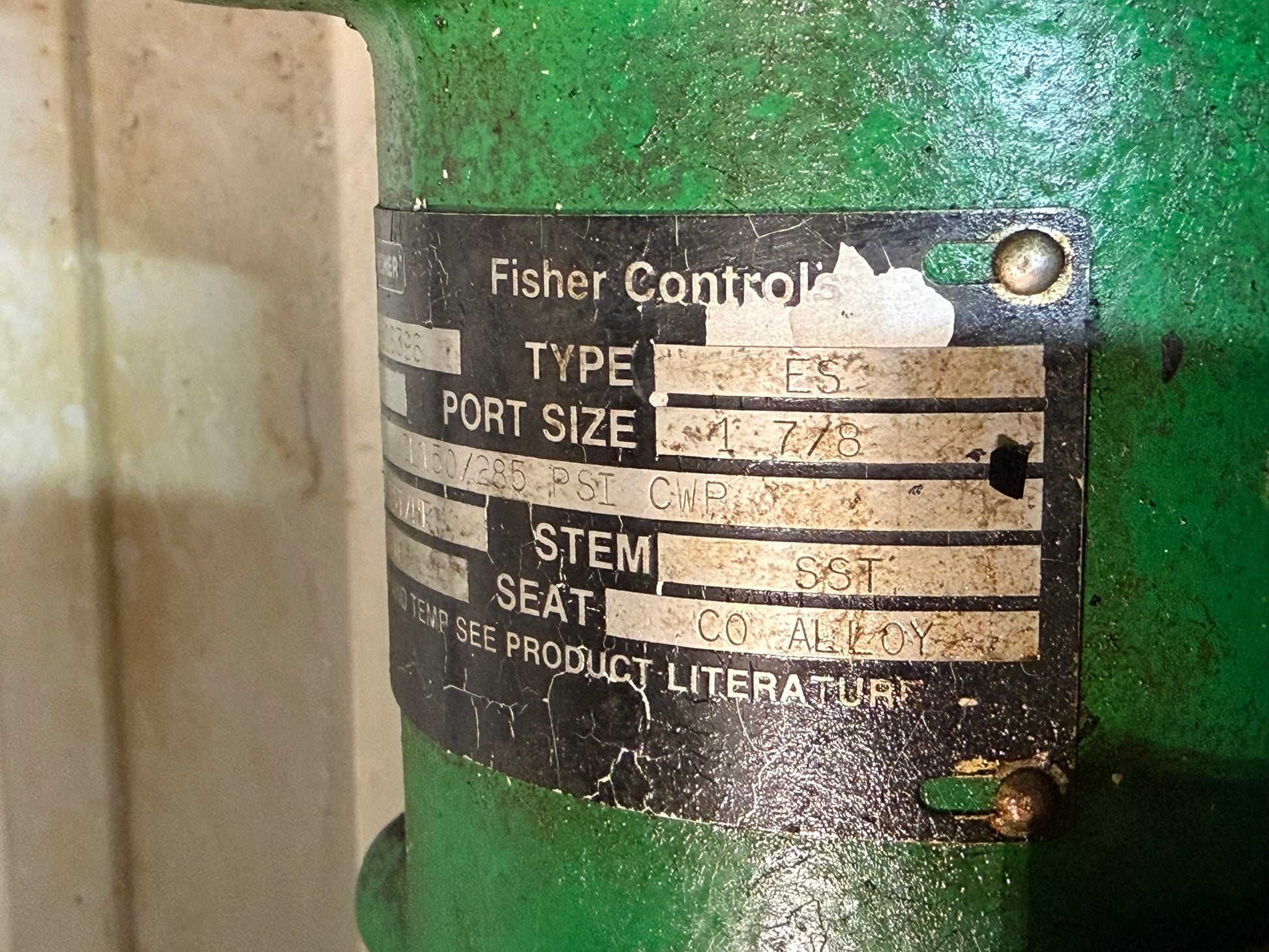 VL-10: Fisher ES Class 150 control valve with 667 actuator. detail photograph 3.